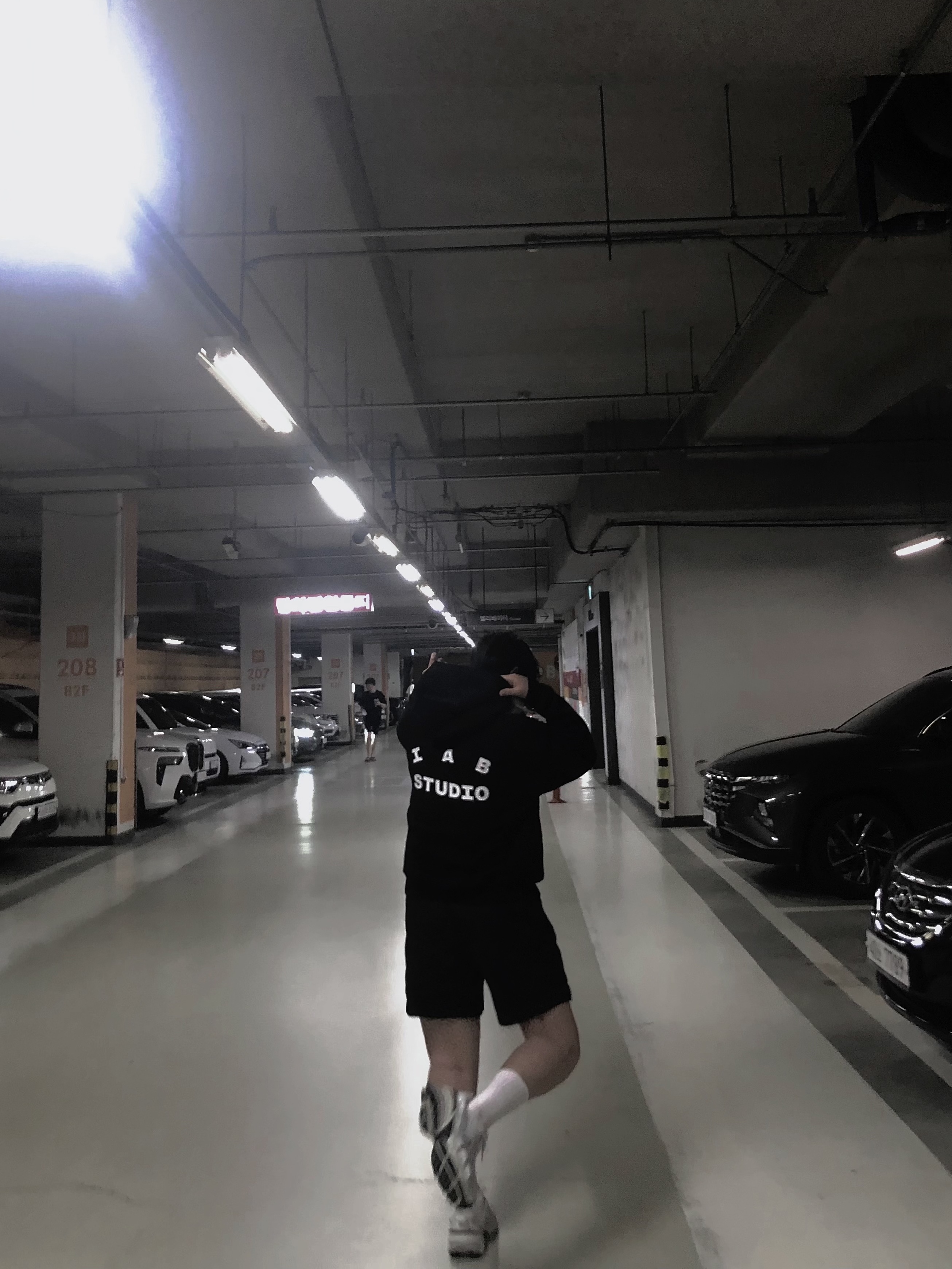 IAB Studio Hoodie Black 착용 스타일