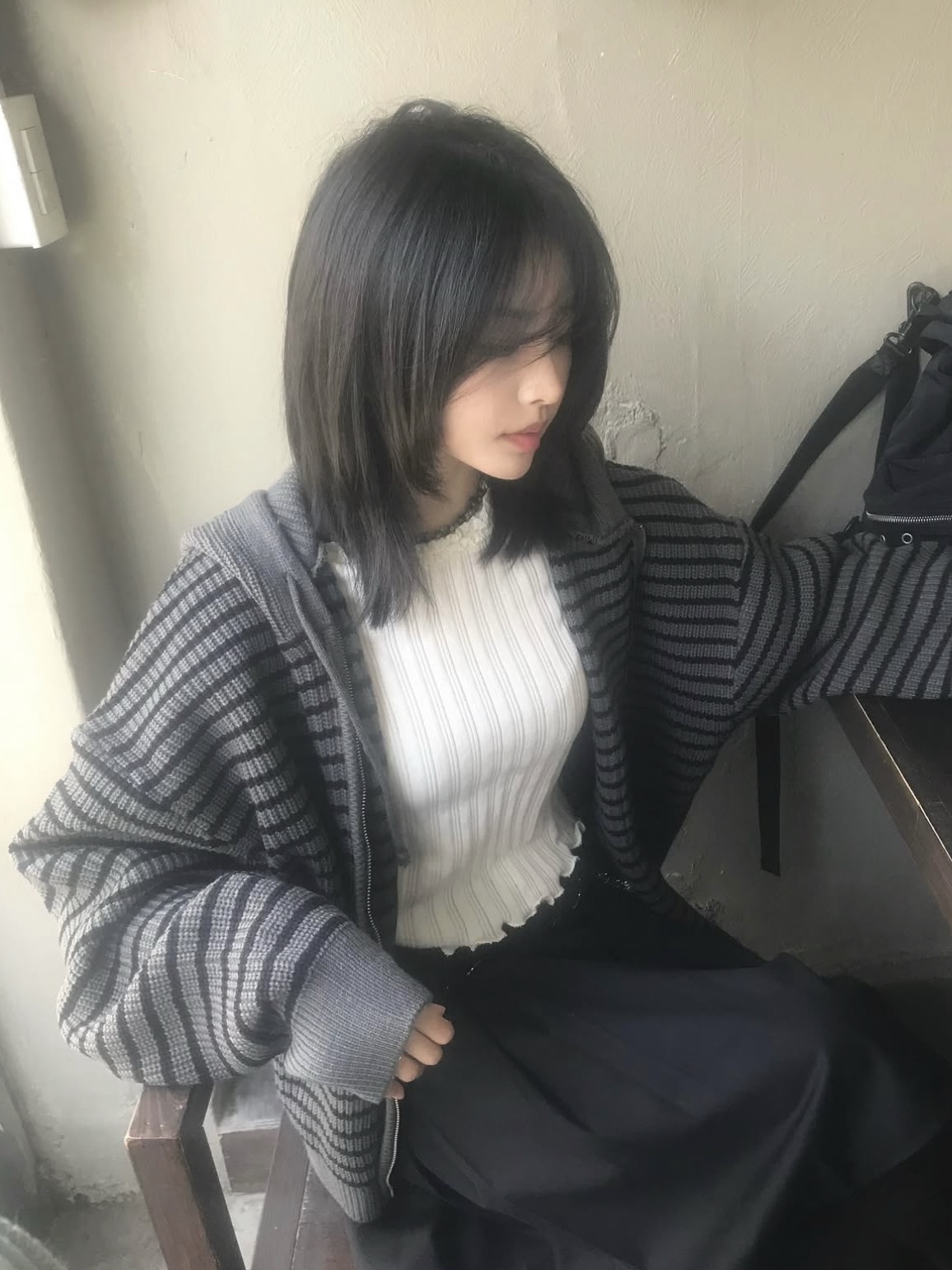 MUCENT Mei Stripe Hand-Warmer Knit Zip-Up Charcoal 착용 스타일 - 3