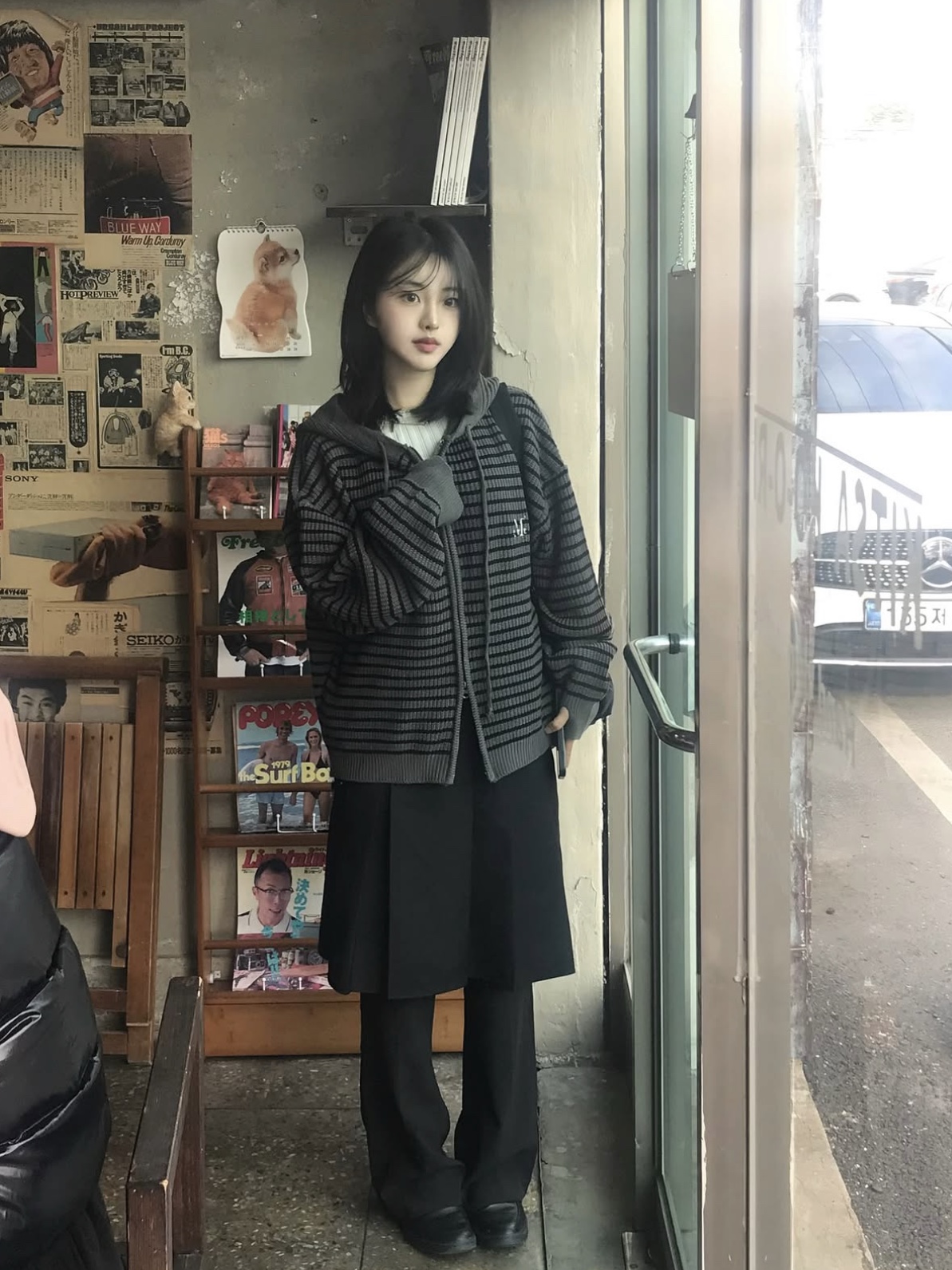 MUCENT Mei Stripe Hand-Warmer Knit Zip-Up Charcoal 착용 스타일 - 4