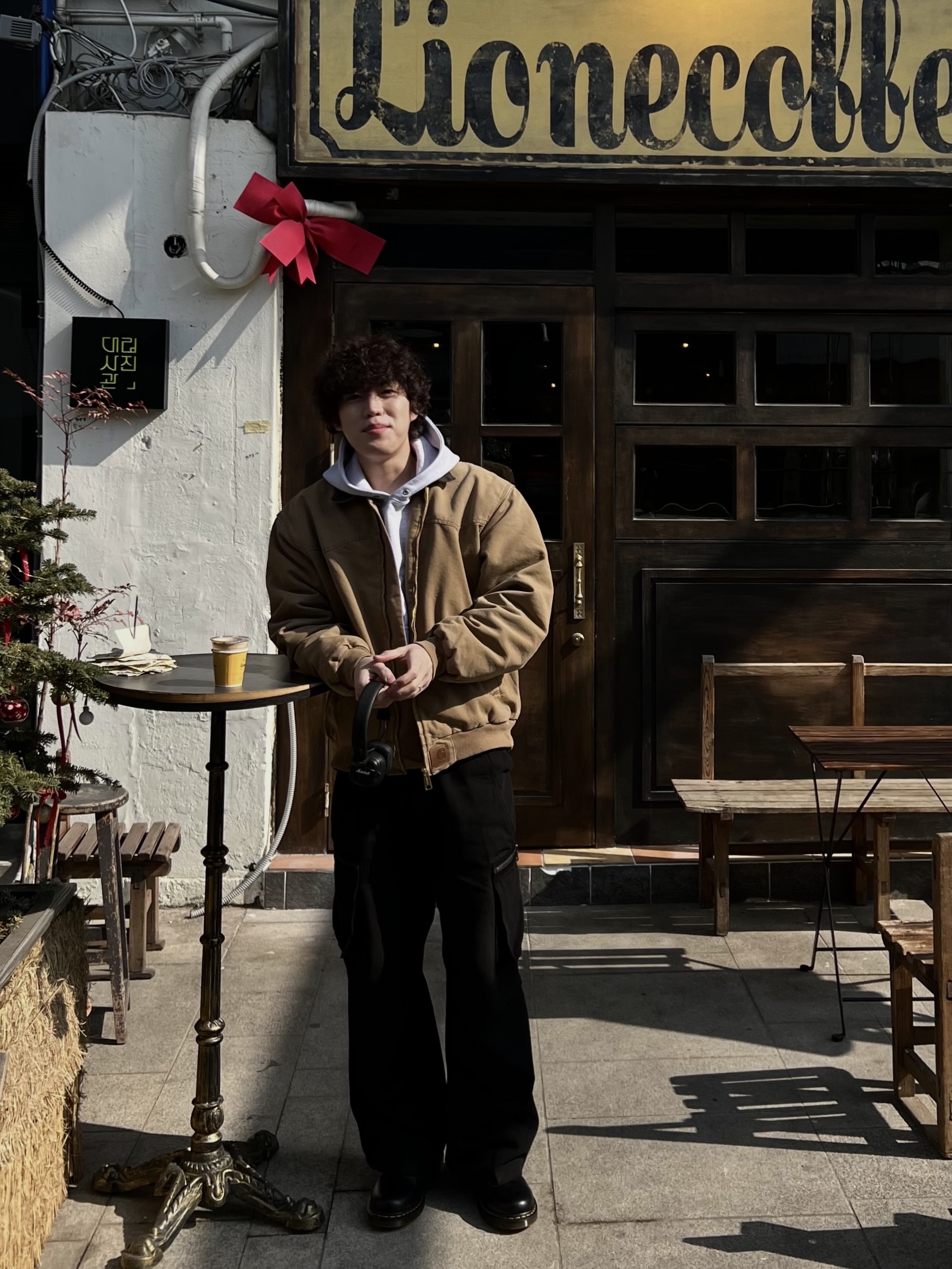 Carhartt WIP OG Santa Fe Jacket Hamilton Brown Tobacco, Dr. Martens 1461 Smooth Black 착용 스타일 - 2