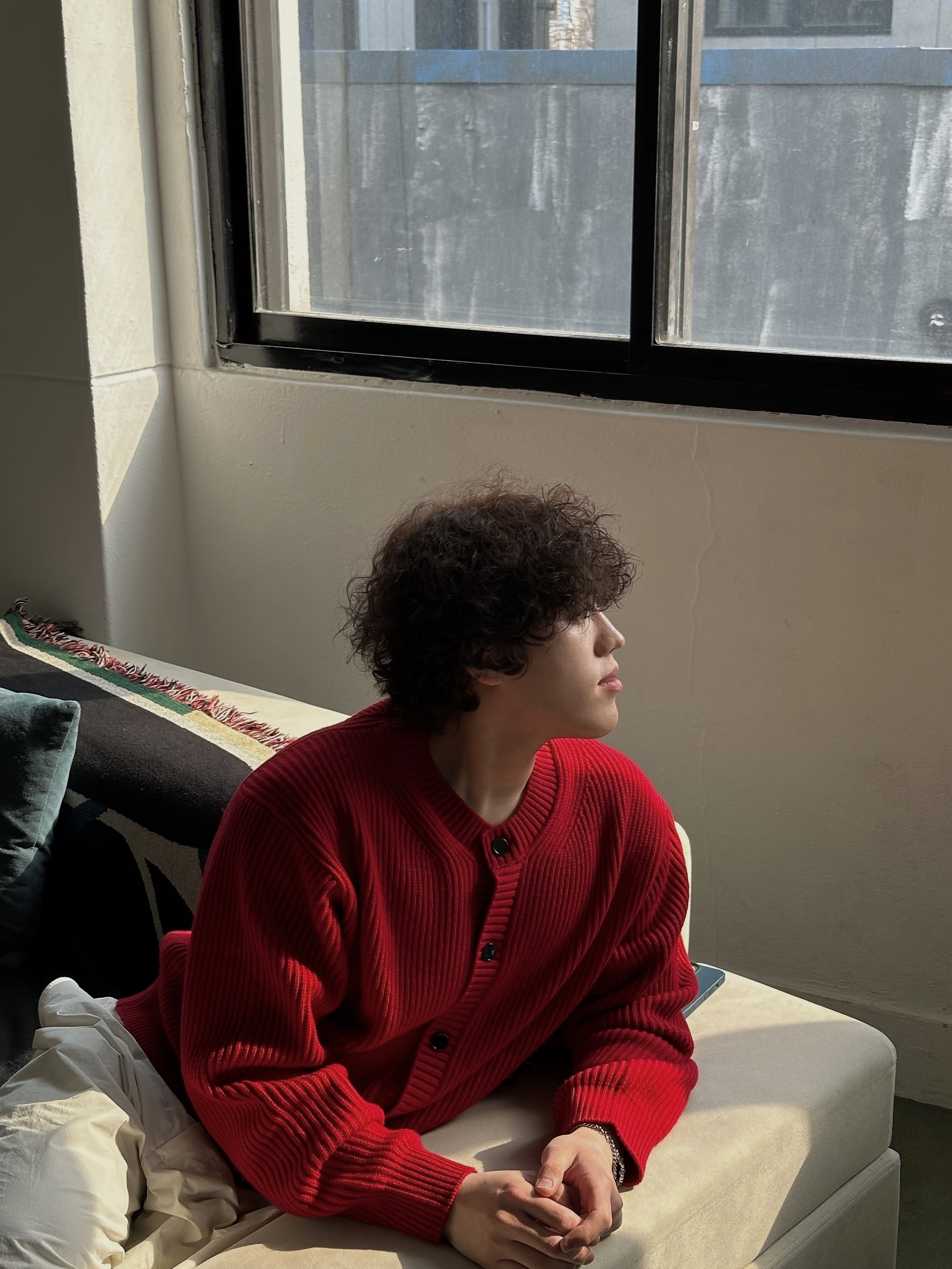 어그 타스만 슬리퍼 체스트넛 착용 스타일 - 2