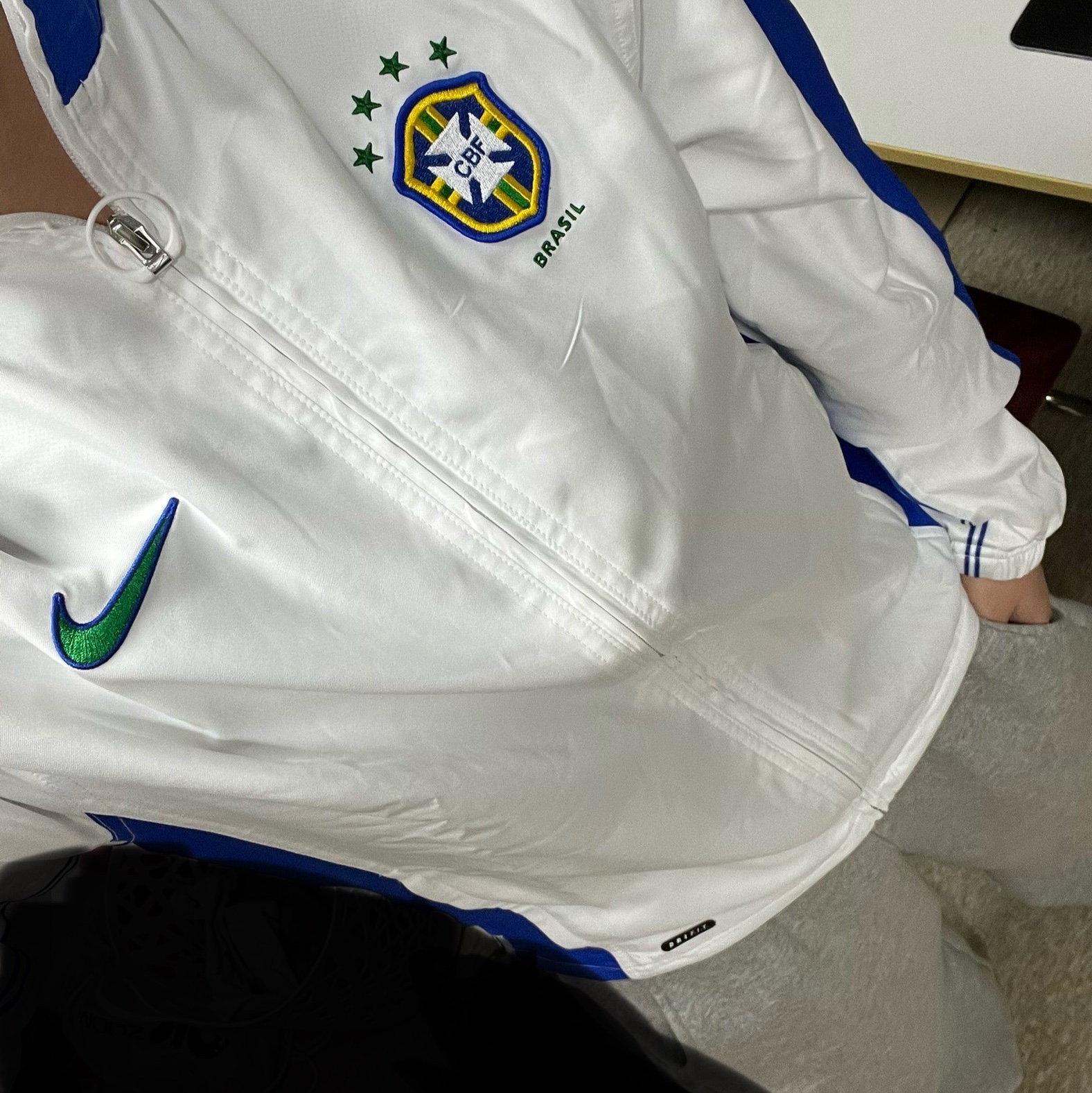 Nike Brazil 1998 Reissue Soccer Replica Track Jacket White (FZ6681-100) 착용 스타일