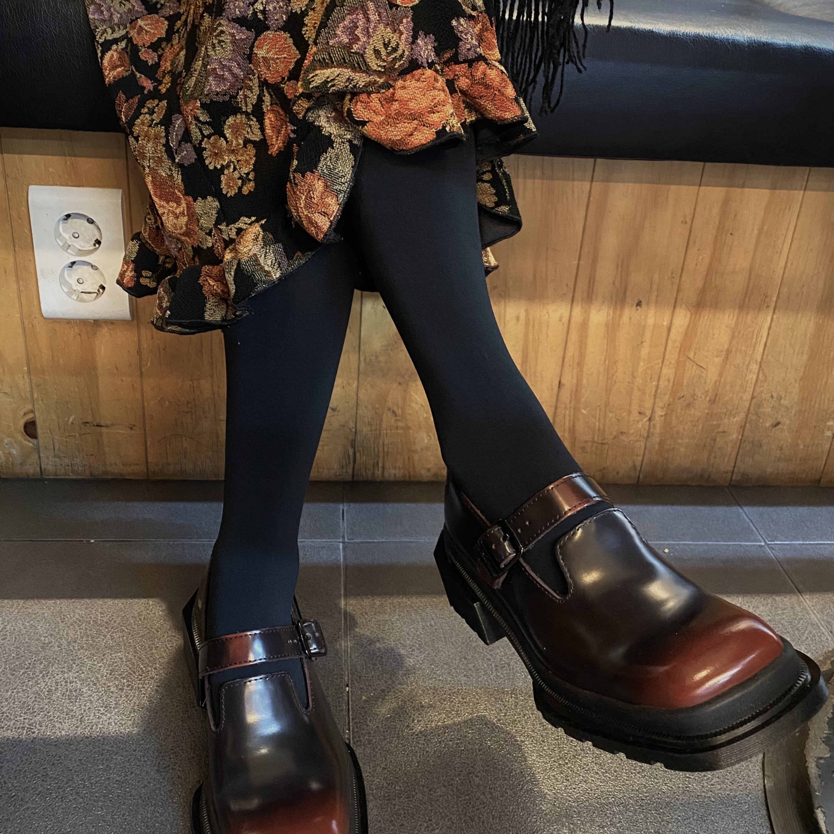 [KREAM 단독] Dr. Martens Women Maybole Mary Jane Black Cherry Red - 24FW 착용 스타일