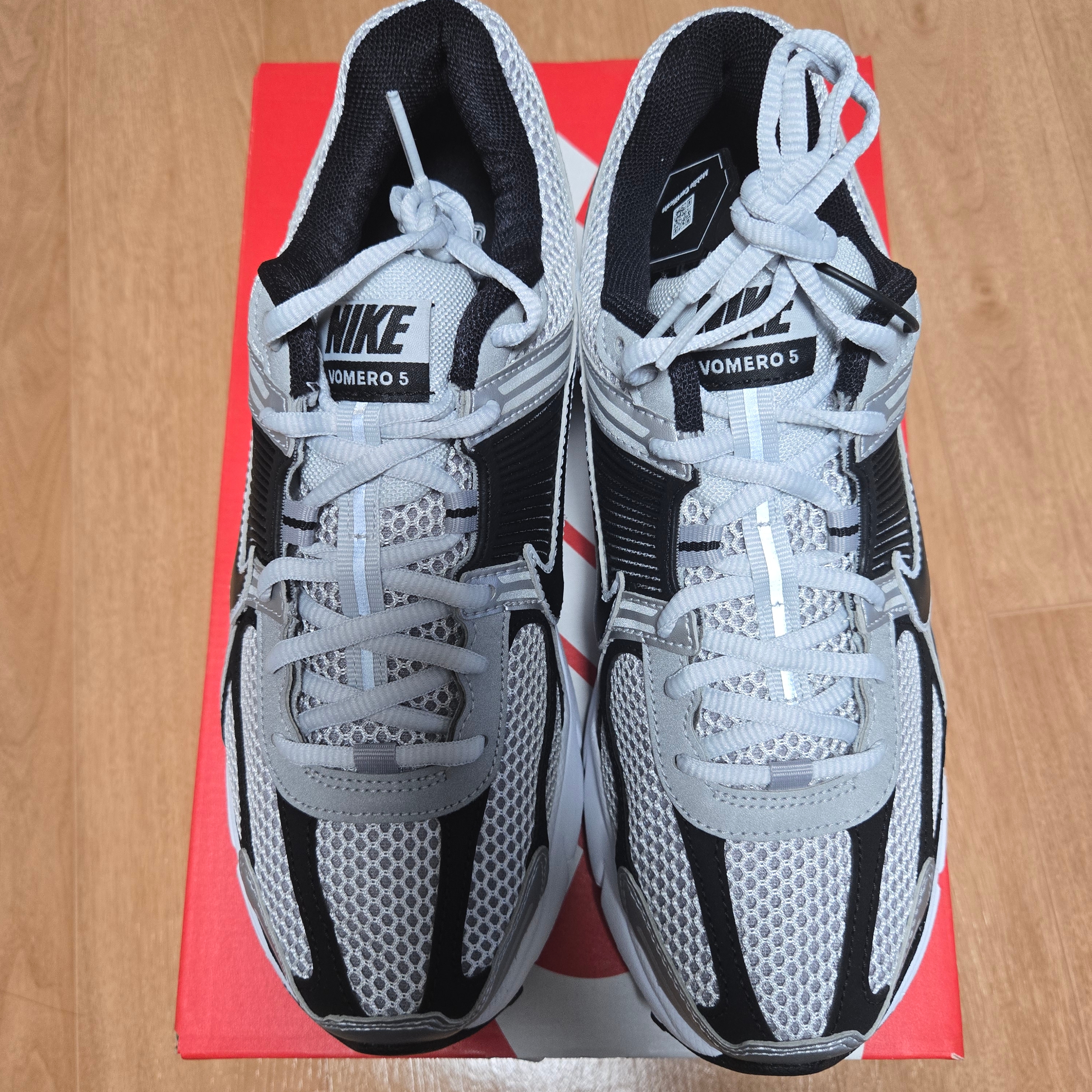 Nike Zoom Vomero 5 Metallic Silver Black 착용 스타일 - 2