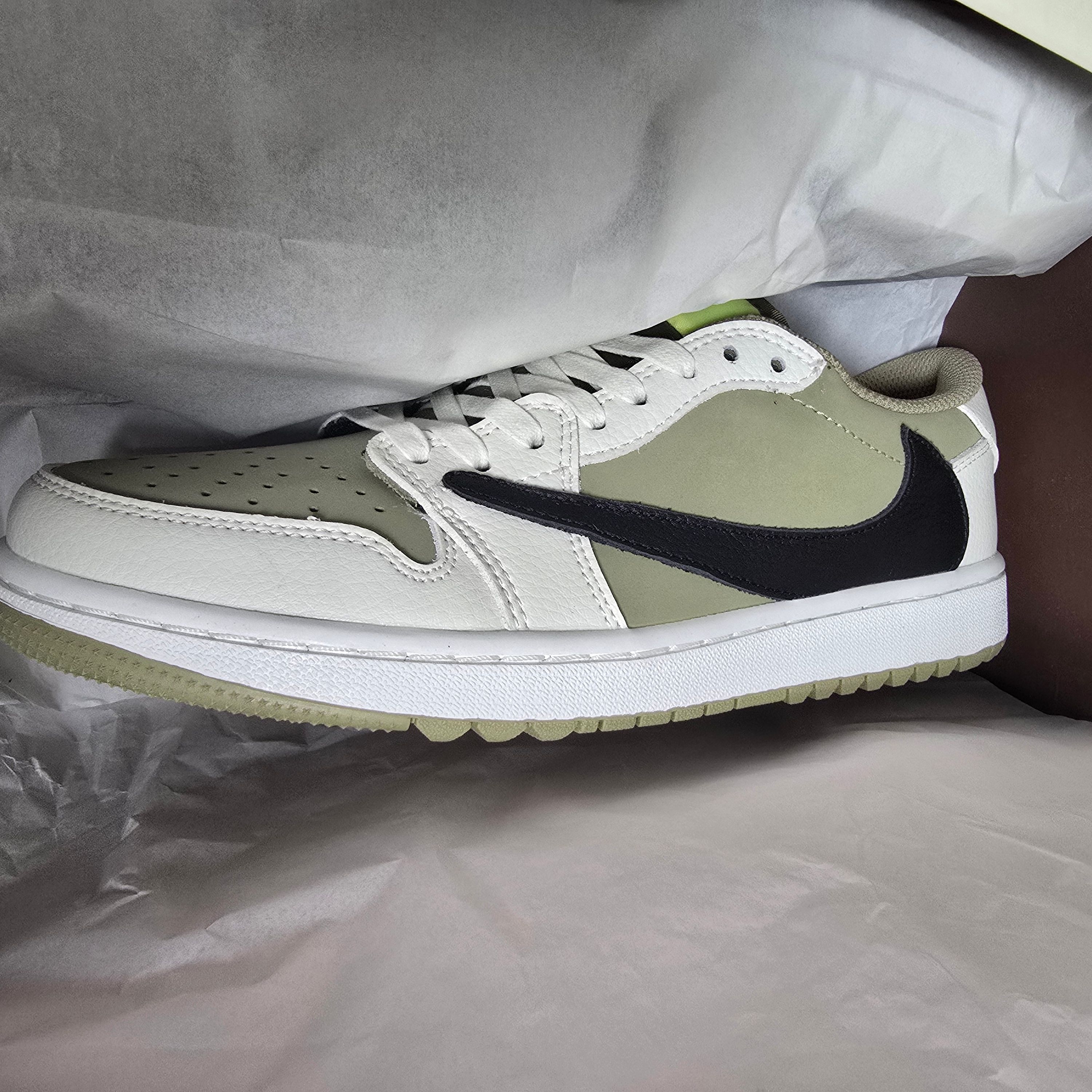 Jordan 1 x Travis Scott Retro Low Golf NRG Neutral Olive 착용 스타일