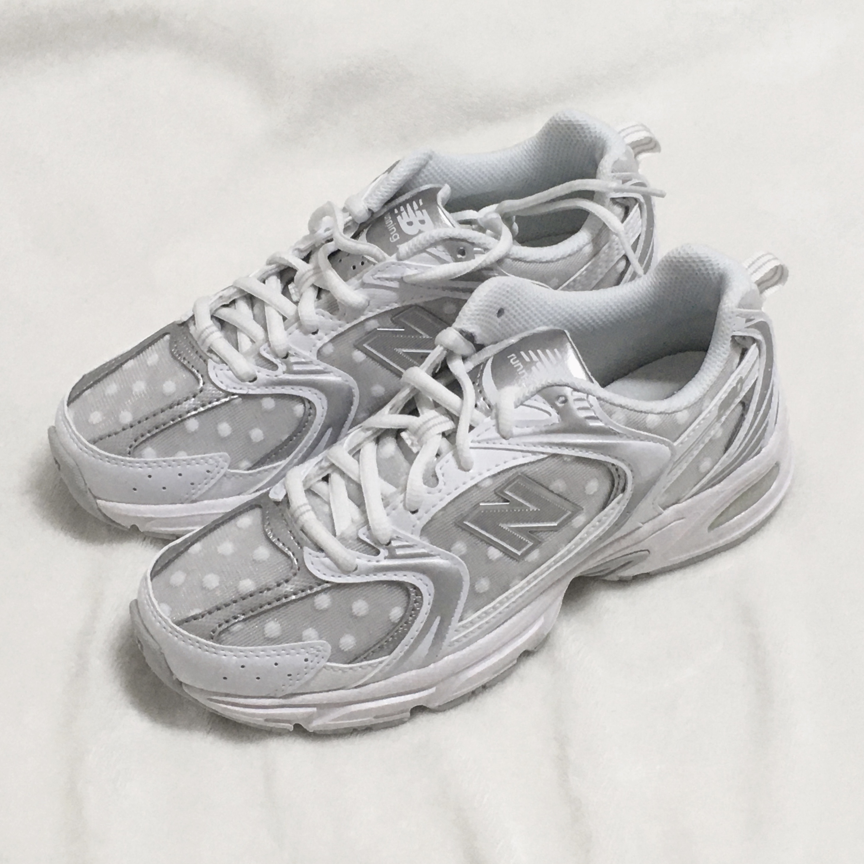 New Balance 530 White Silver Metallic 착용 스타일