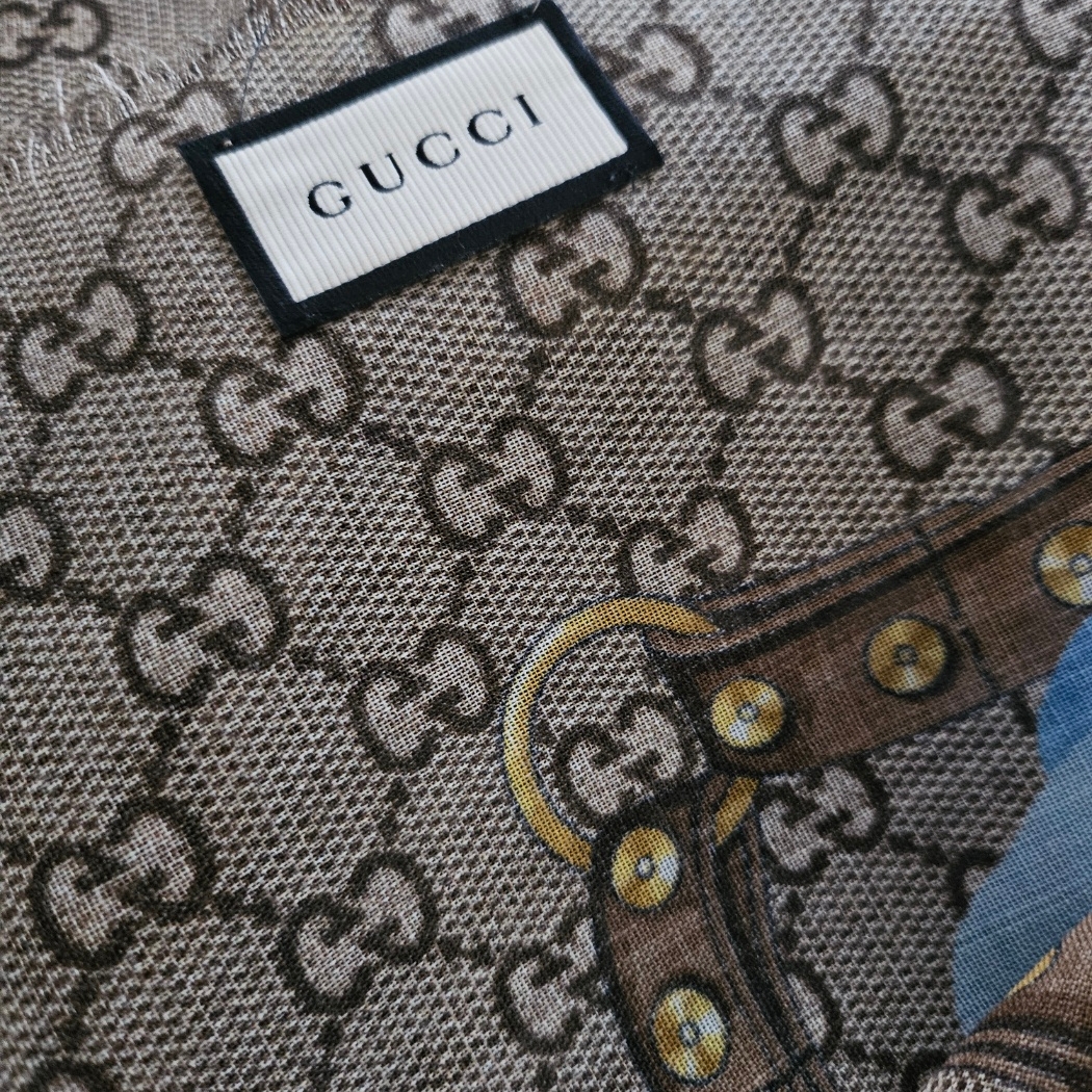 (W) Gucci Flower Wool Scarf Blue 착용 스타일 - 4
