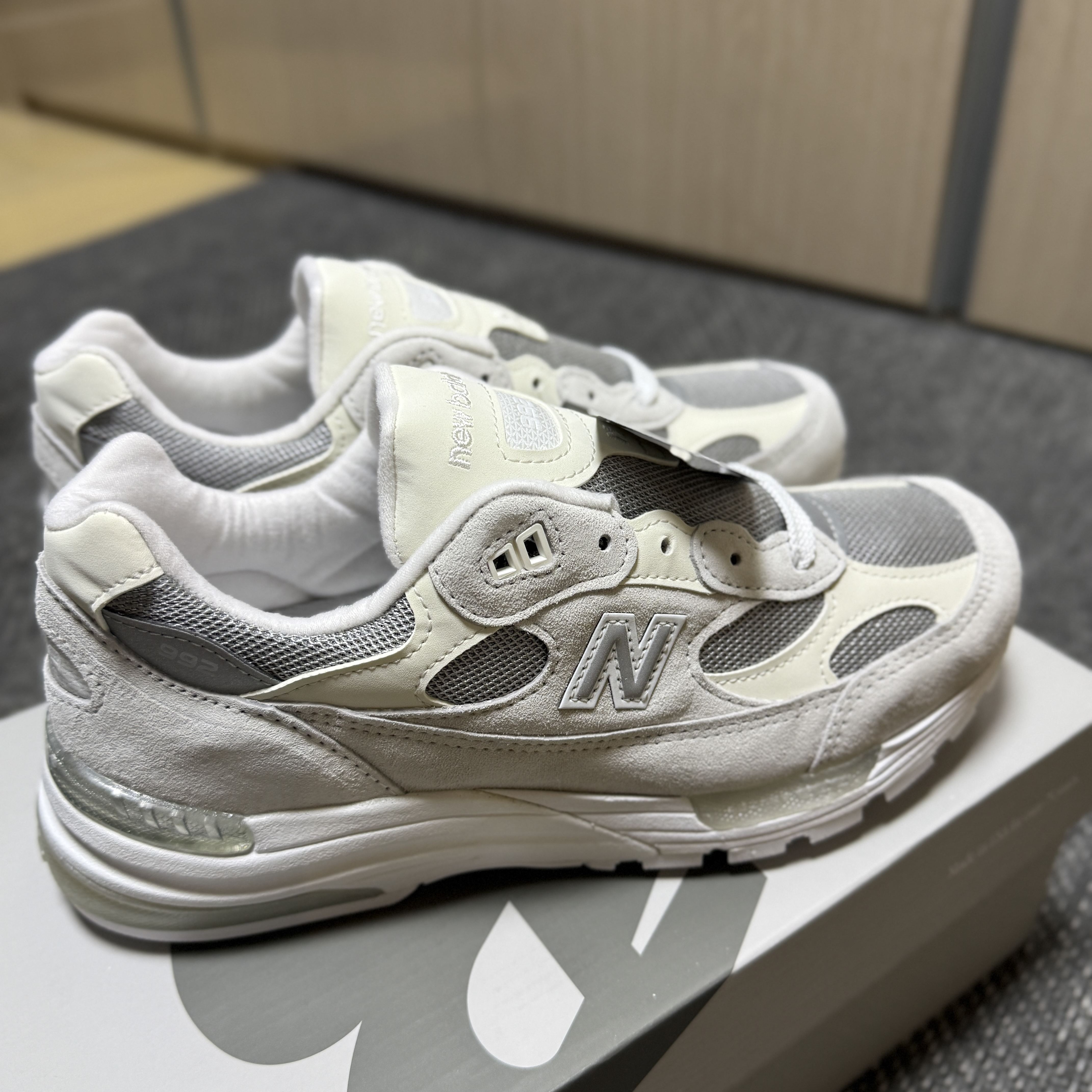 New Balance 992 Made in USA Core White Reflection 착용 스타일
