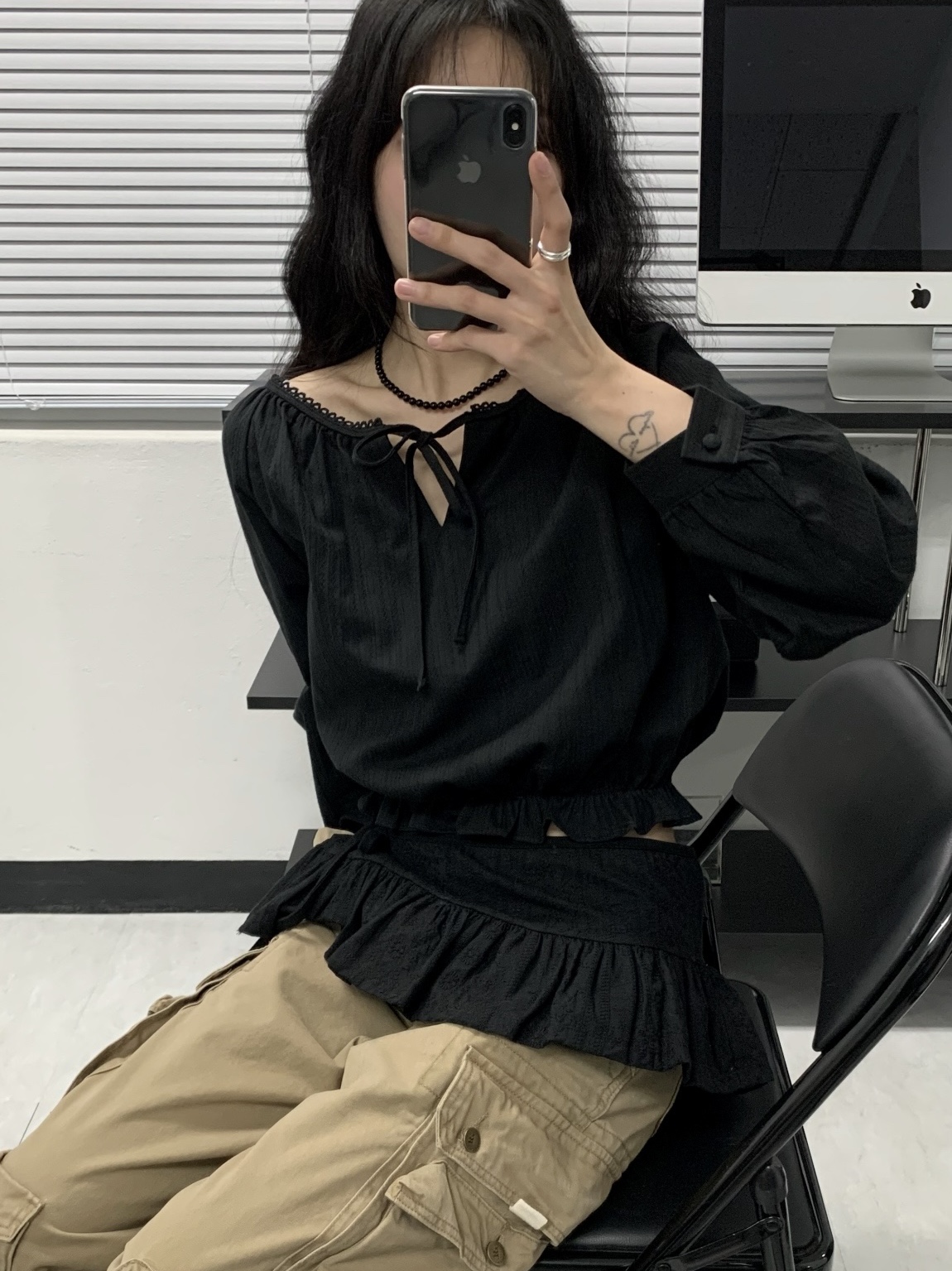 (W) 킨 x 오마스헨데 재스퍼 스니커즈 볼더 블랙 착용 스타일 - 1