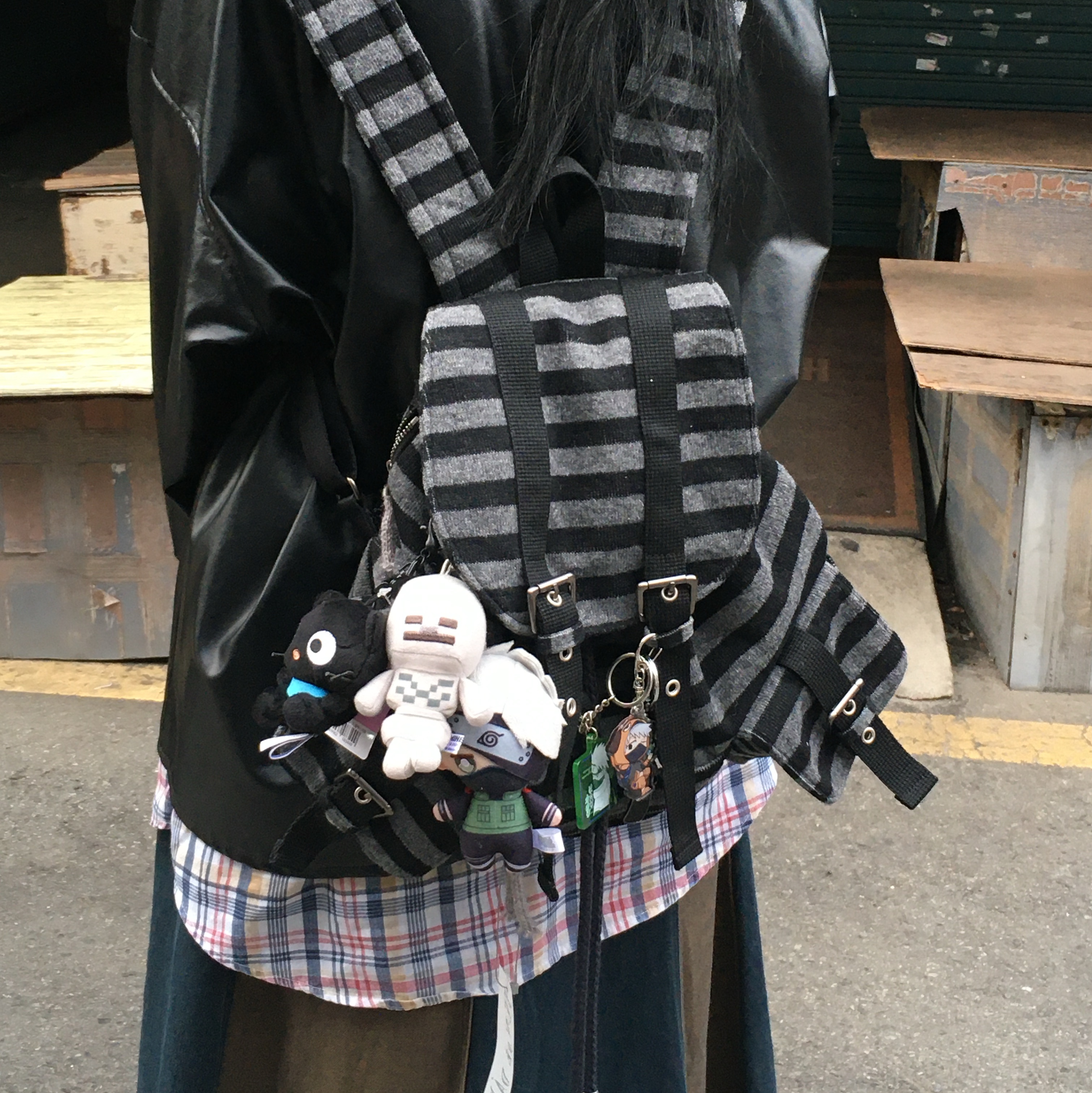 Pahisum Wool Stripe Backpack Black 착용 스타일 - 2