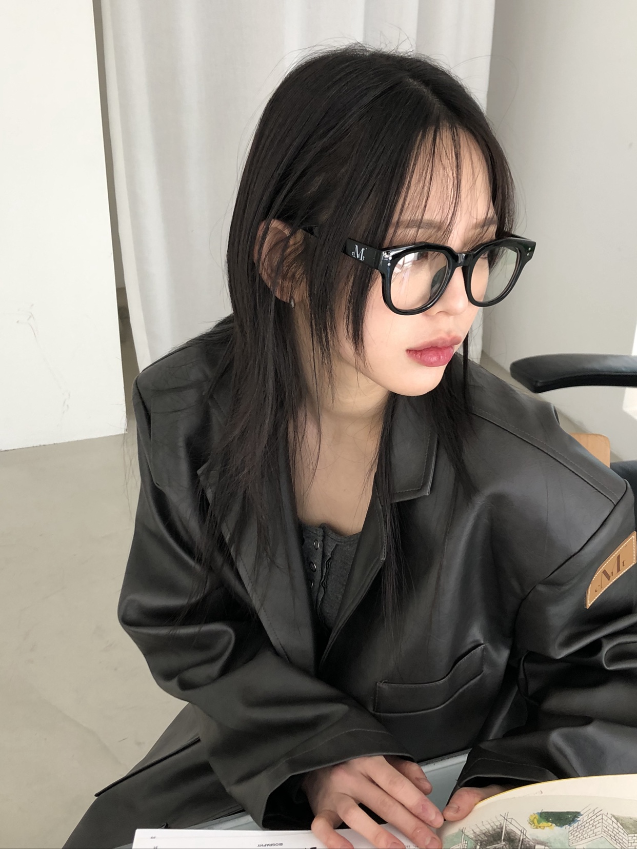 MUCENT Duns Daddyfit Blazer Leather Jacket Brown, MUCNET Signature Logo Point Glasses B Type Black 착용 스타일 - 2