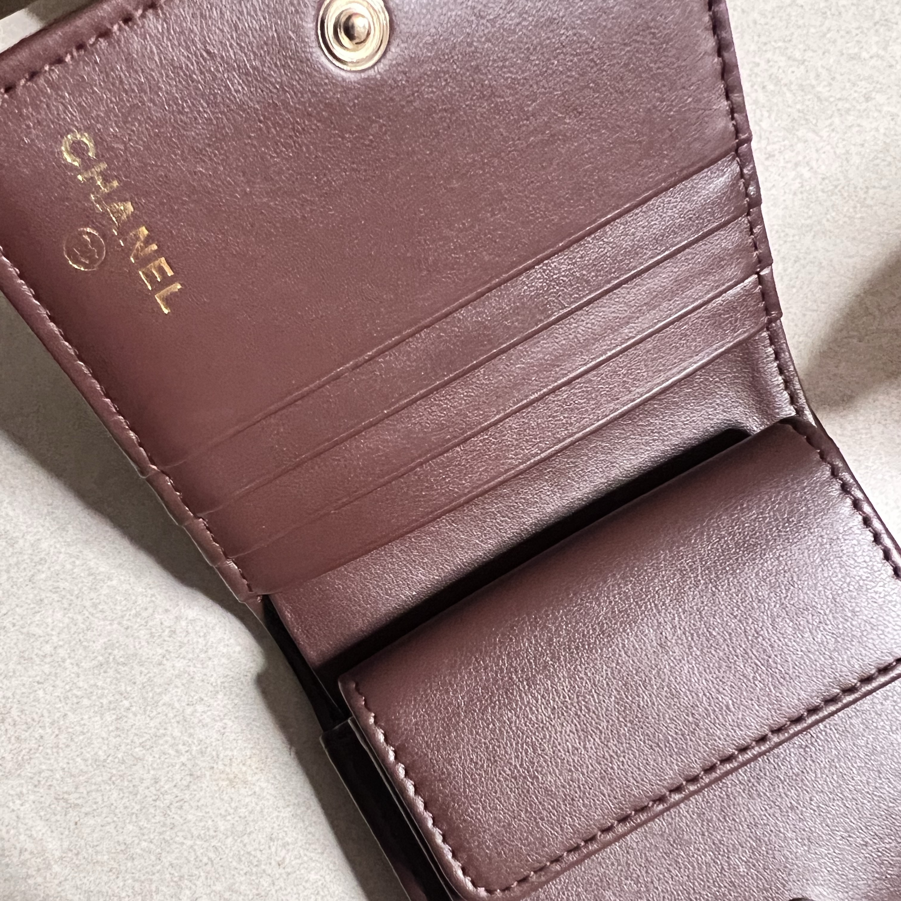 Chanel Small Flap Wallet Grained Shiny Calfskin & Gold Black 착용 스타일 - 2
