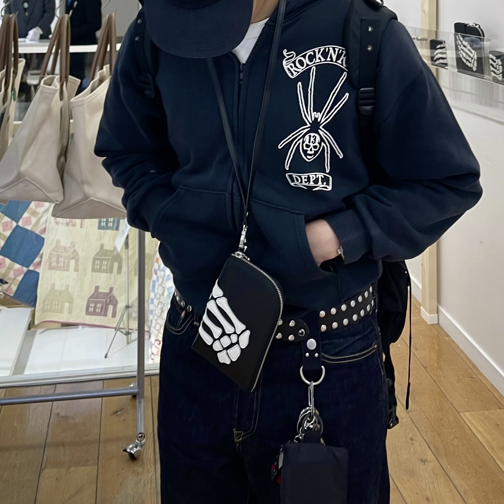 Kapital Thumbs Up Bone Hand Zip Neck Bag Black 착용 스타일