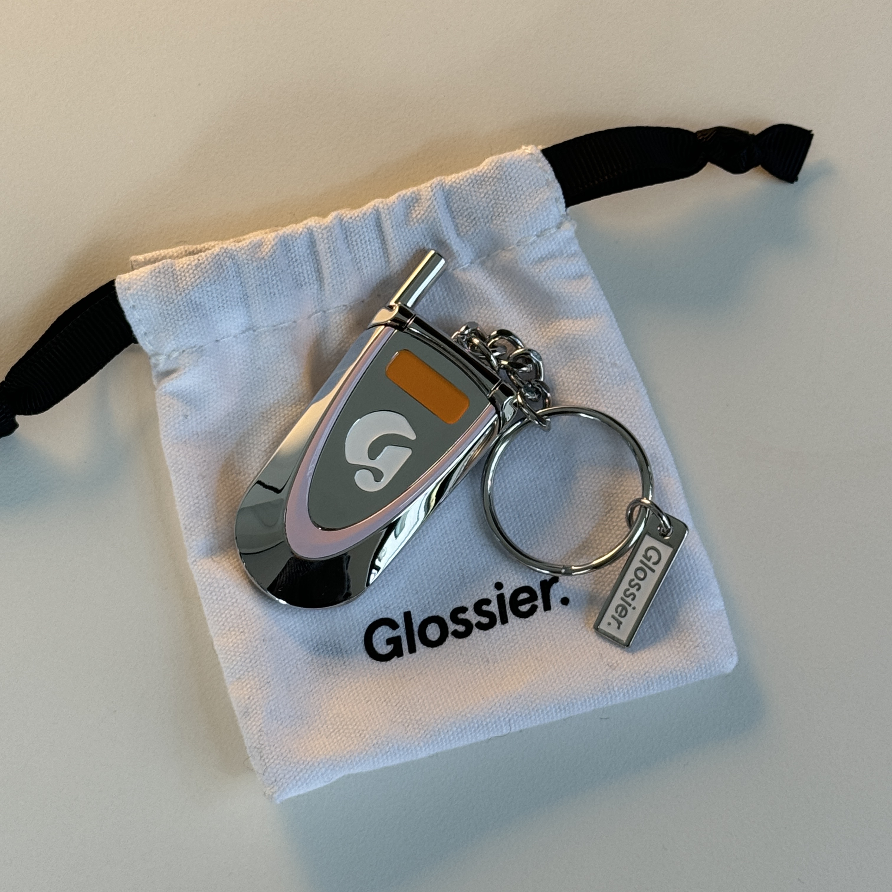 Glossier Cell Phone Keychain - LA Exclusive 착용 스타일