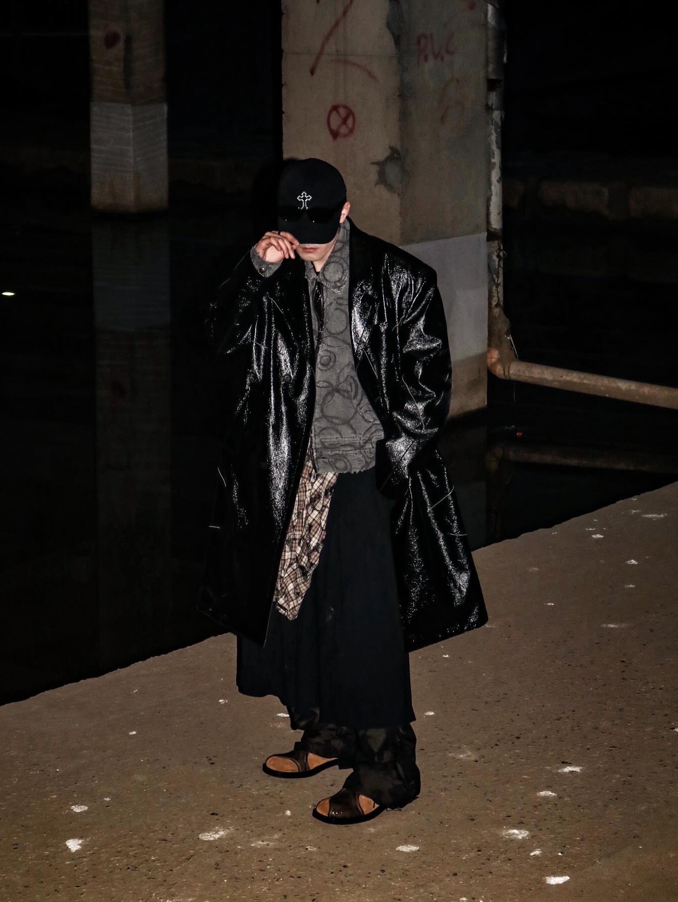 [KREAM 단독] ADSB Andersson Bell Burn-Out Dyed Zip-Up Jacket Charcoal 착용 스타일 - 3