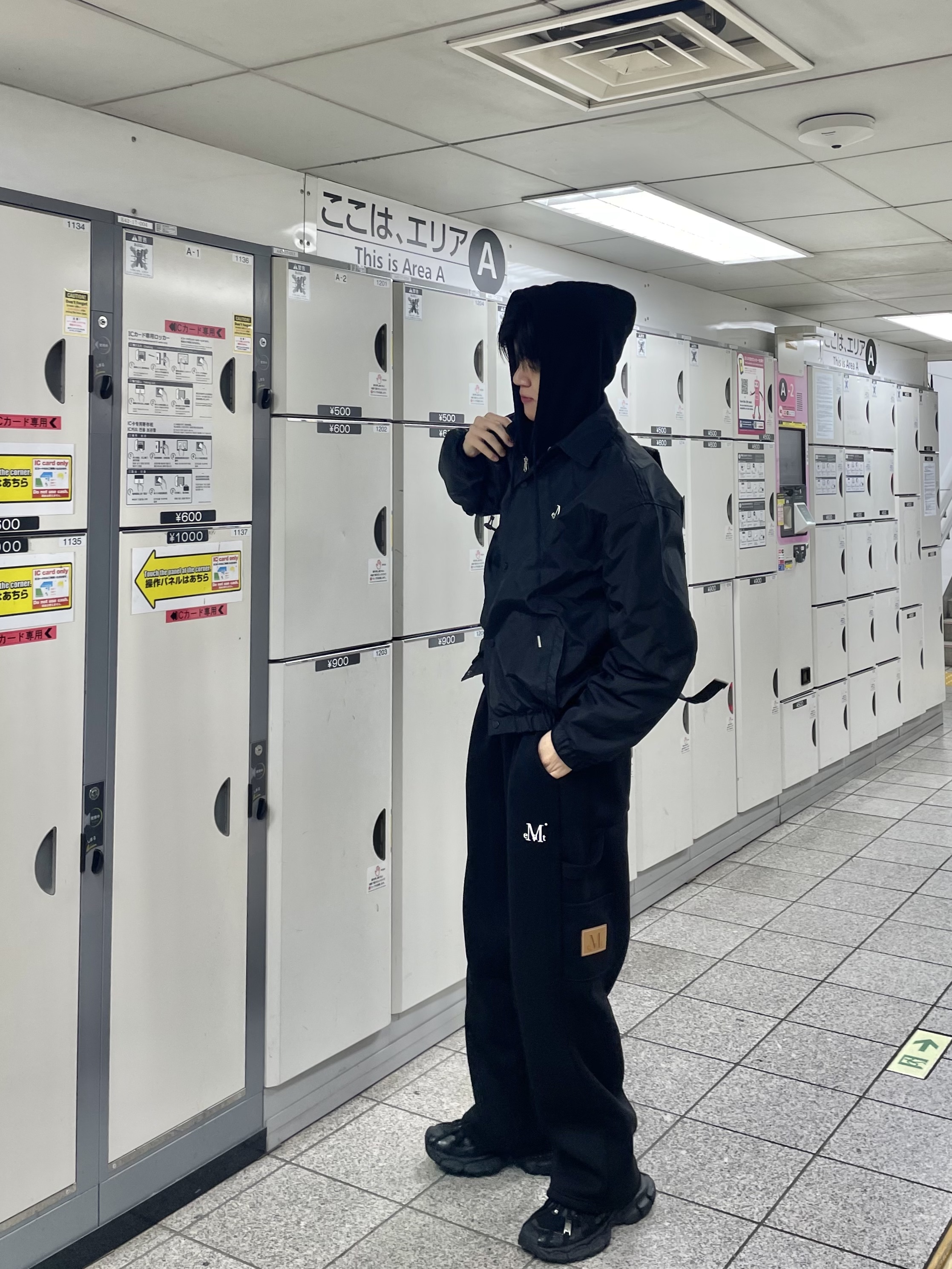 MUCENT Signature Main Symbol Coach Jacket Black (White Logo), MUCNET Hammer Side Poket Carpenter Sweat Pants Black 착용 스타일 - 1
