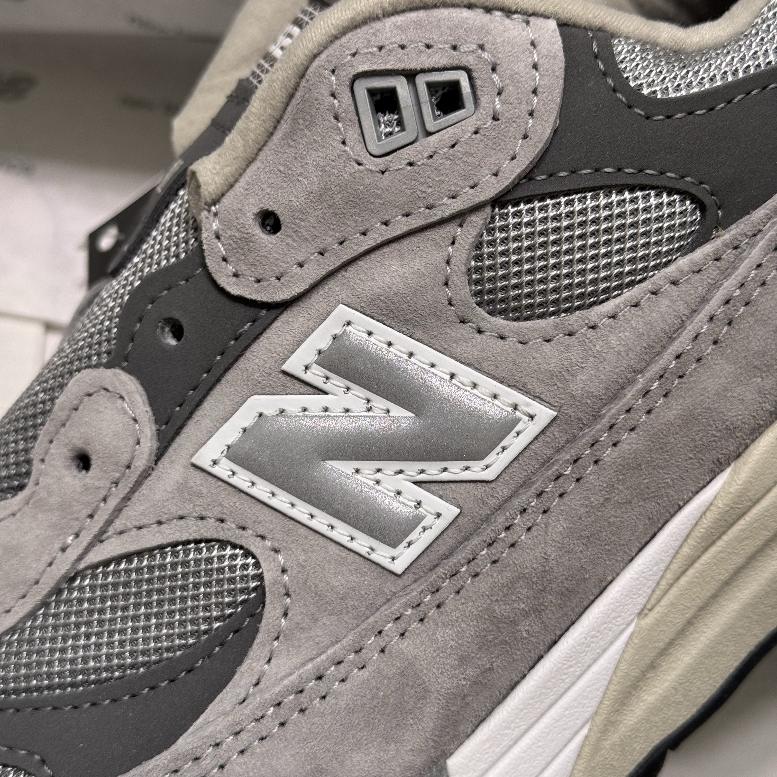 New Balance 992 Made in USA Core Grey Silver Metallic 착용 스타일 - 2