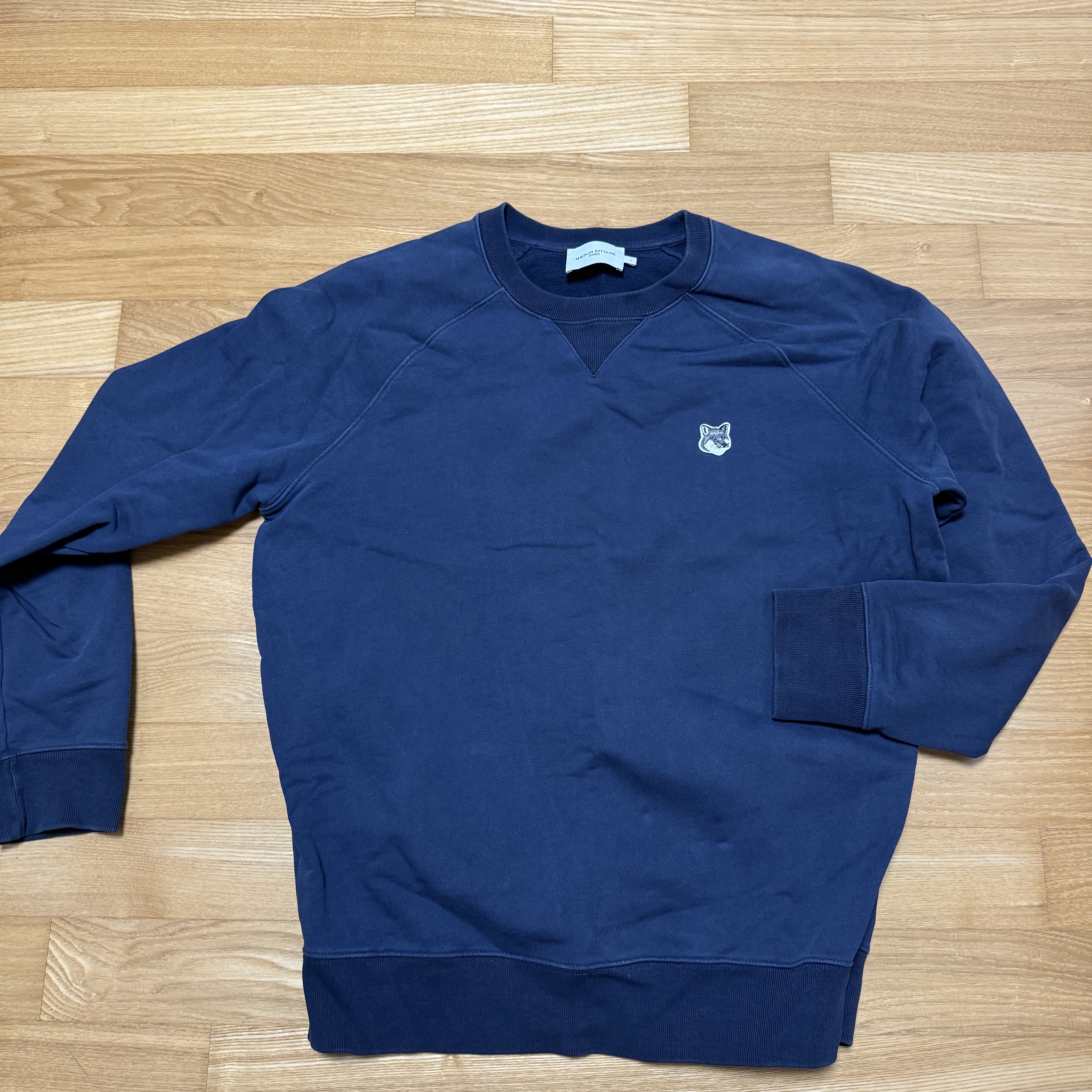 Maison Kitsune Grey Fox Head Patch Classic Sweatshirt Navy 착용 스타일
