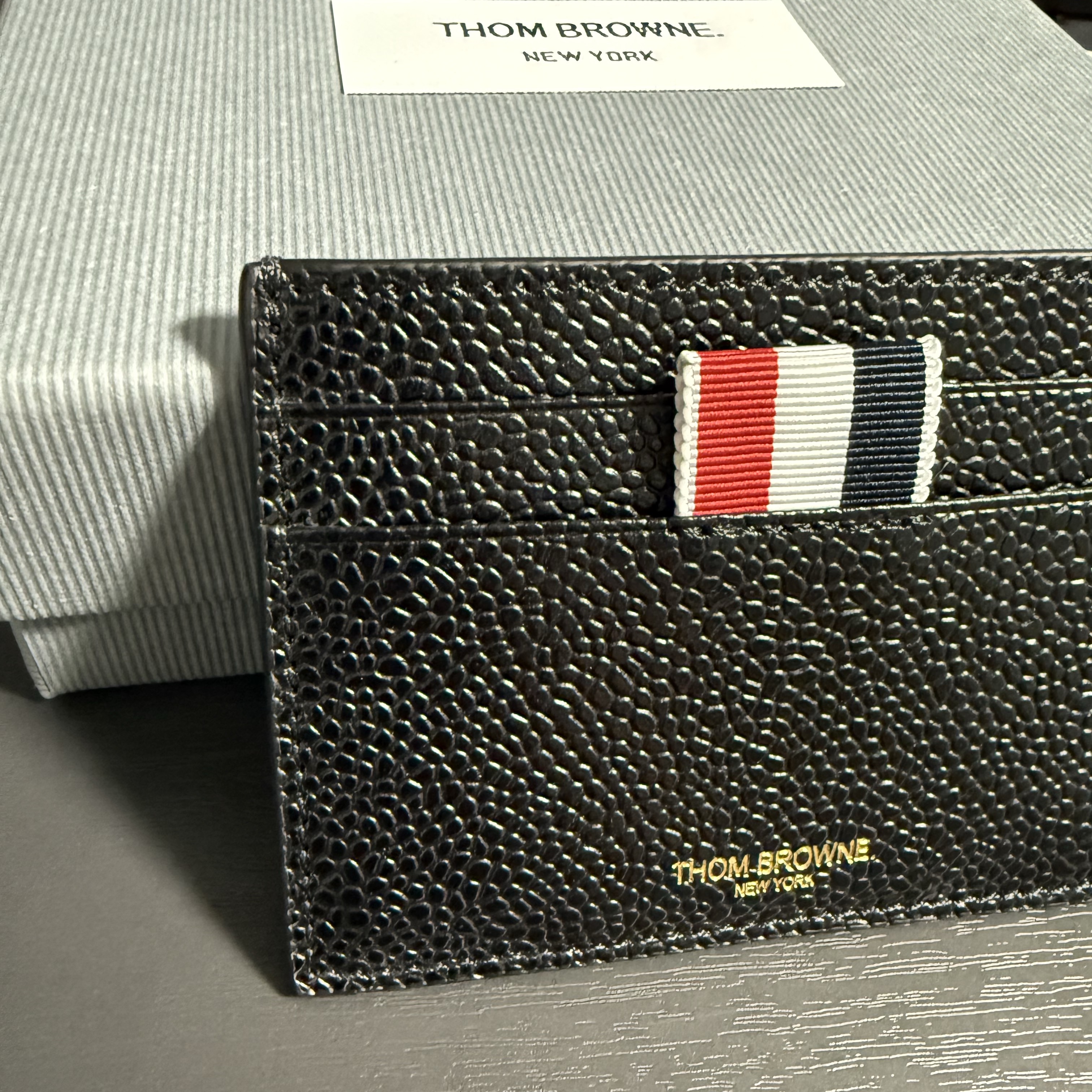 Thom Browne Pebble Grain Leather Stripe Note Compartment Card Holder Black 착용 스타일