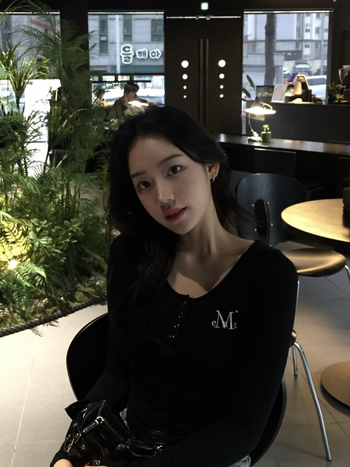 무센트 하링 시그니처 로고 스냅 버튼 유넥 굴림티 블랙 착용 스타일 - 3