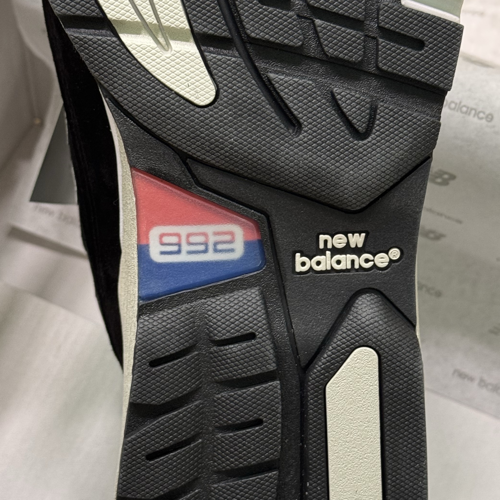 New Balance 992 Made in USA Core Black Grey 착용 스타일 - 4