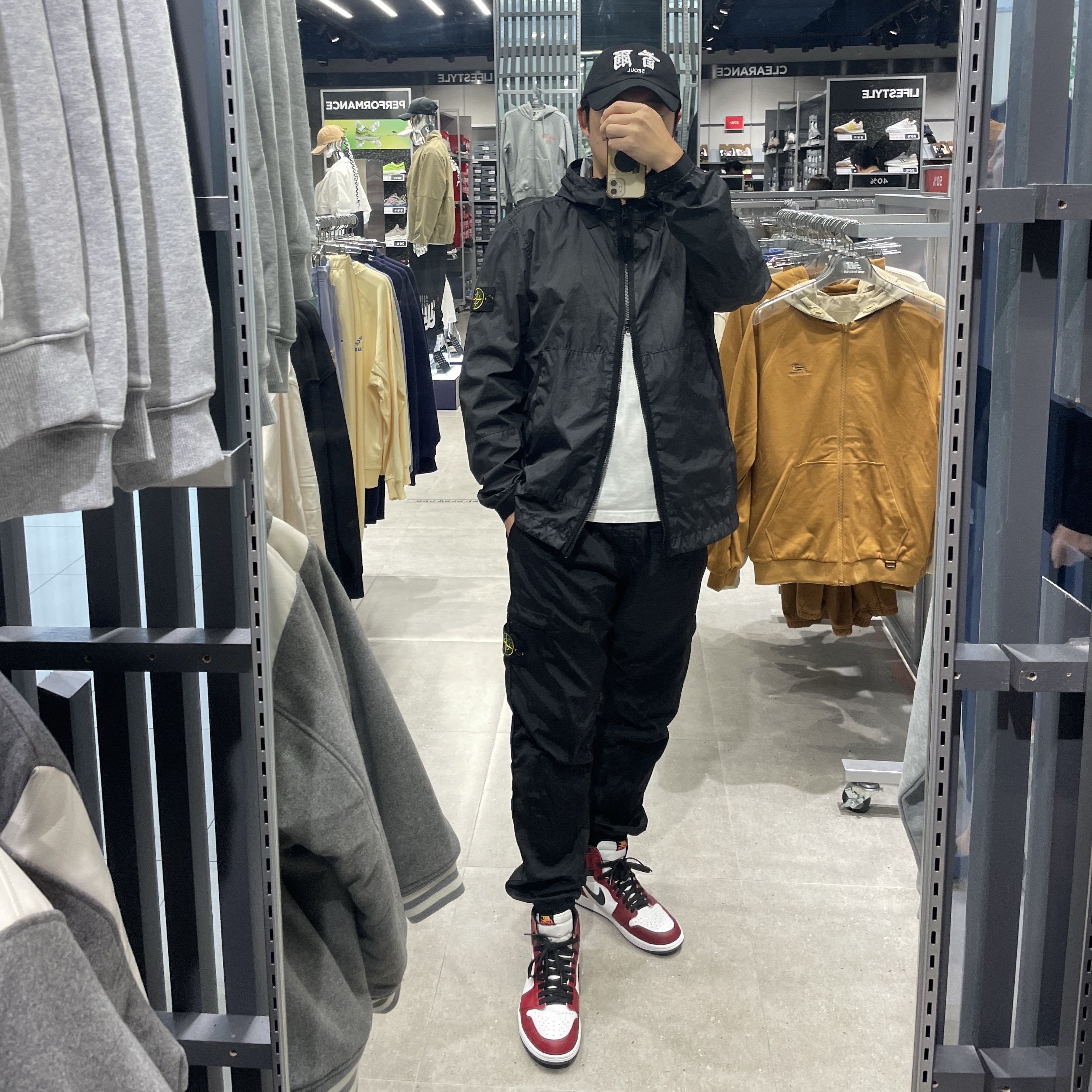 Stone Island 40523 Membrana 3L TC Jacket Black - 21SS, Stone Island 31021 Nylon Metal Garment Dyed Cargo Pants Black - 22SS 착용 스타일