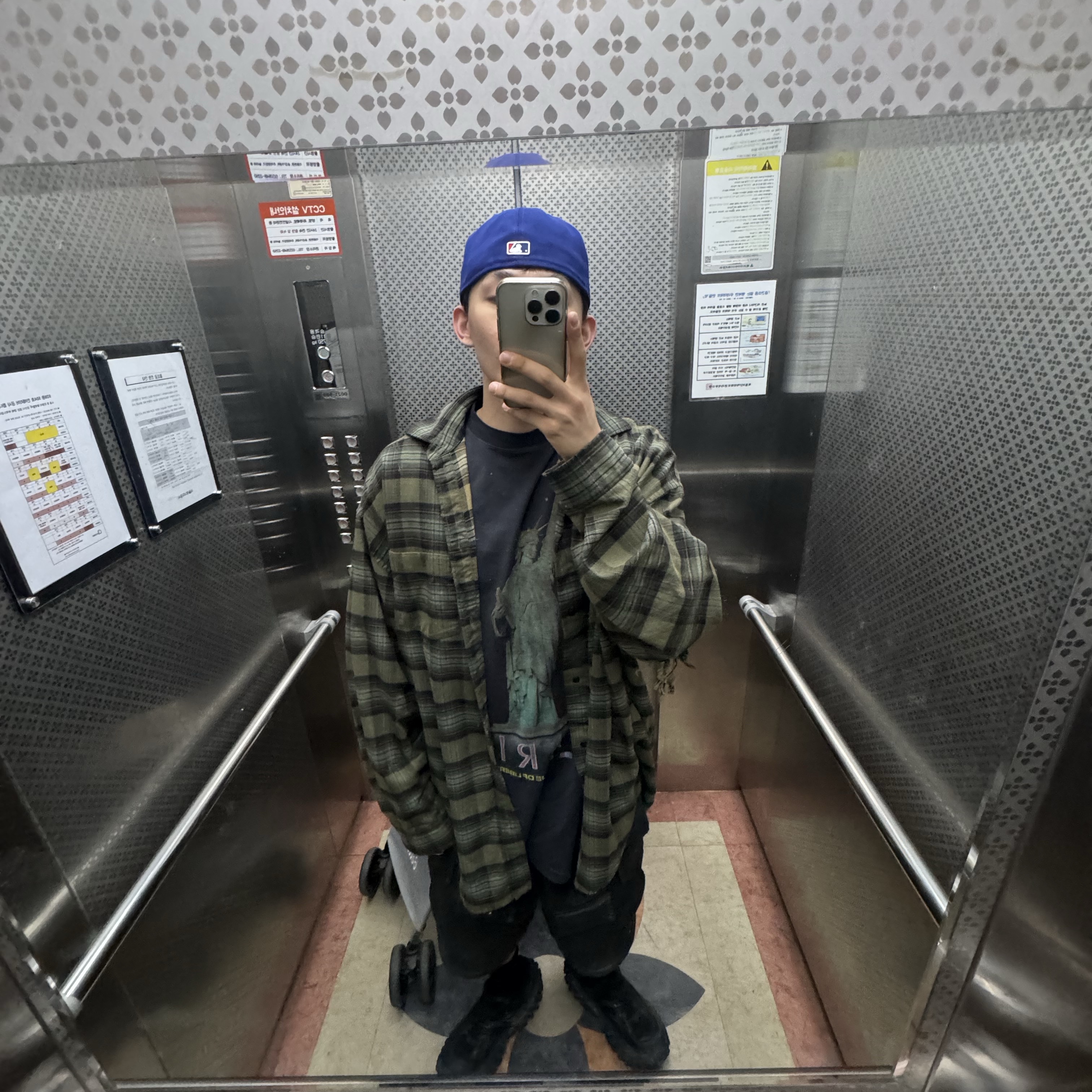Balenciaga Paris Liberty Layered Oversized Shirts Dark Green 착용 스타일 - 2