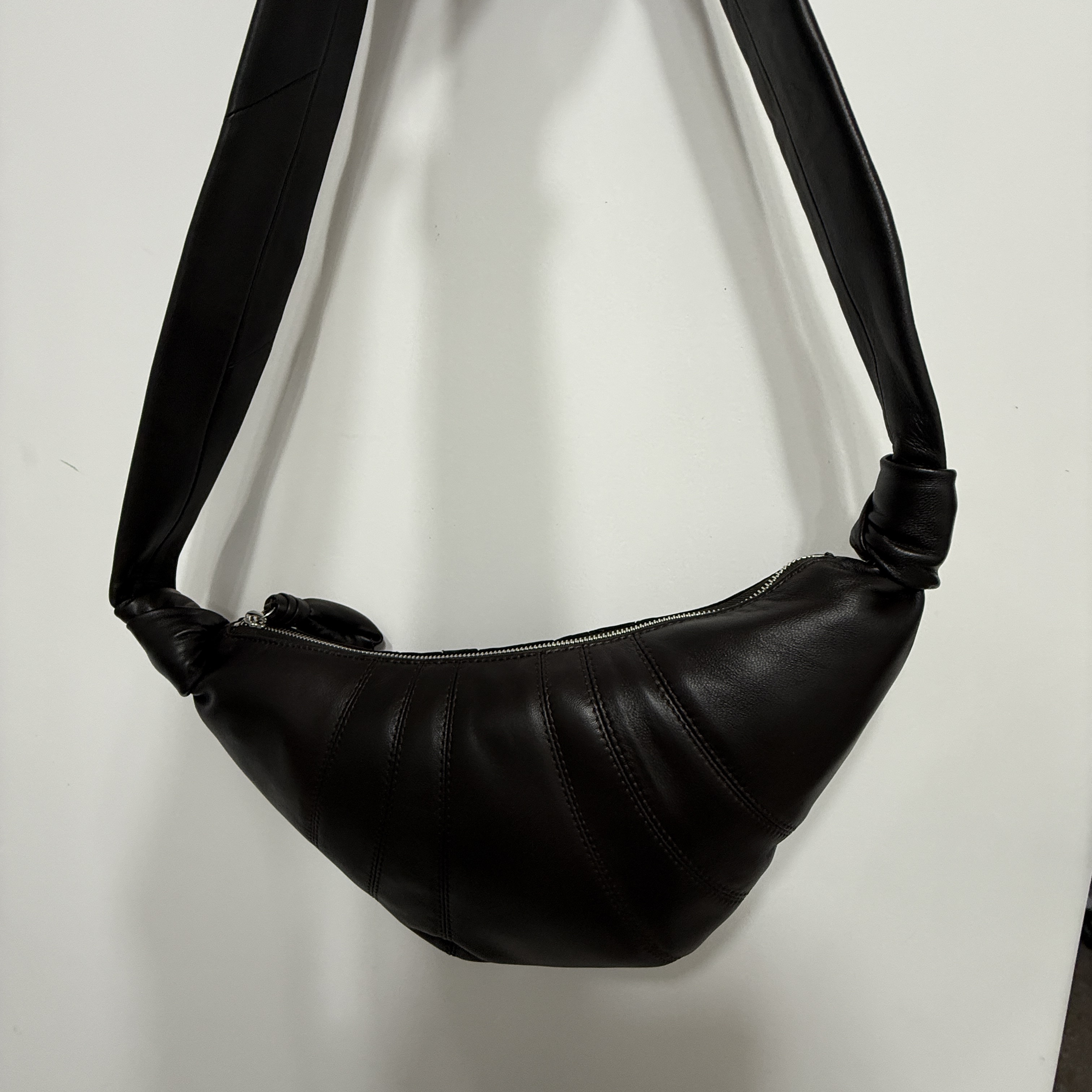 Lemaire Small Croissant Bag Soft Nappa Leather Dark Chocolate 착용 스타일 - 3