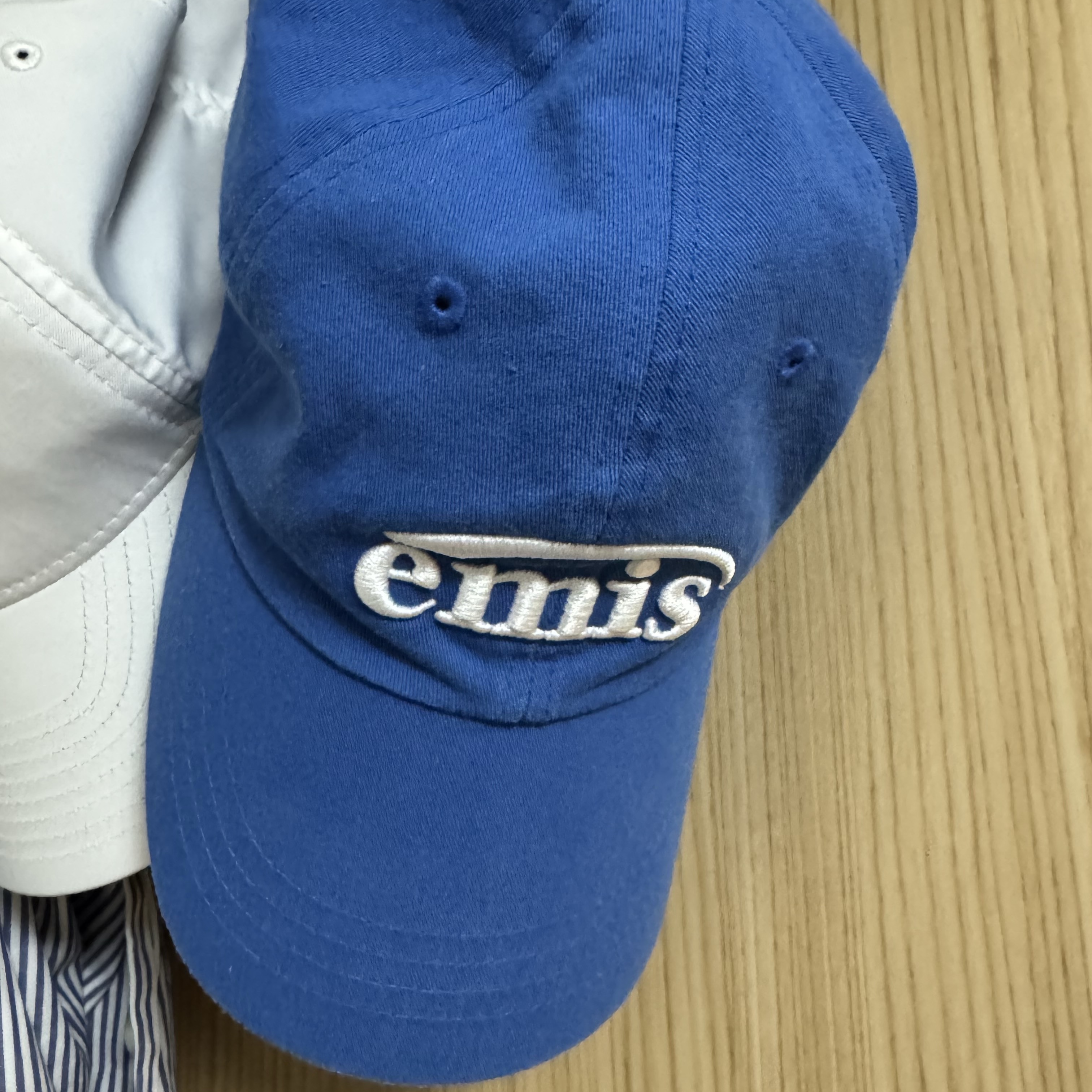 Emis New Logo Ball Cap Blue 착용 스타일