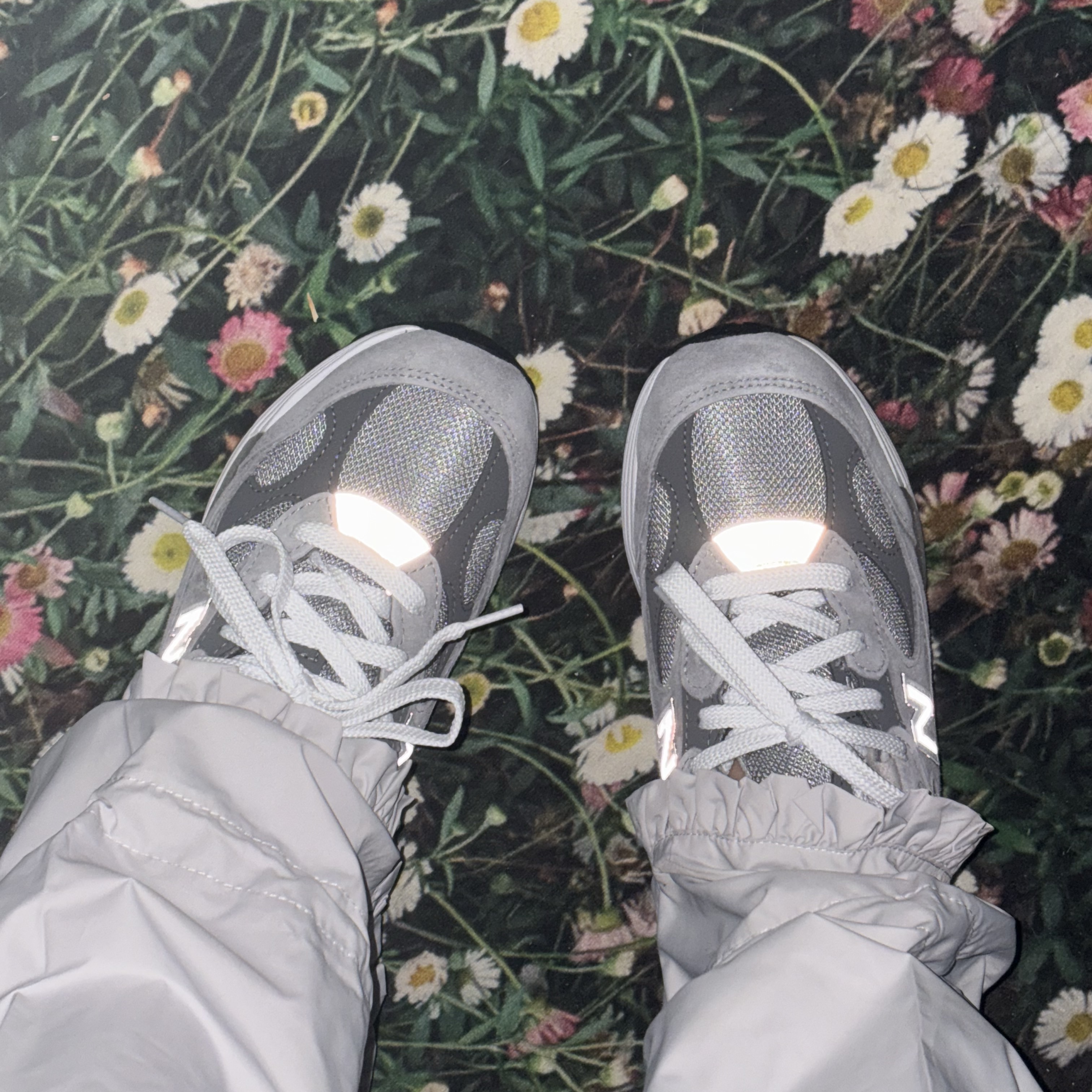 New Balance 992 Made in USA Core Grey Silver Metallic 착용 스타일 - 2