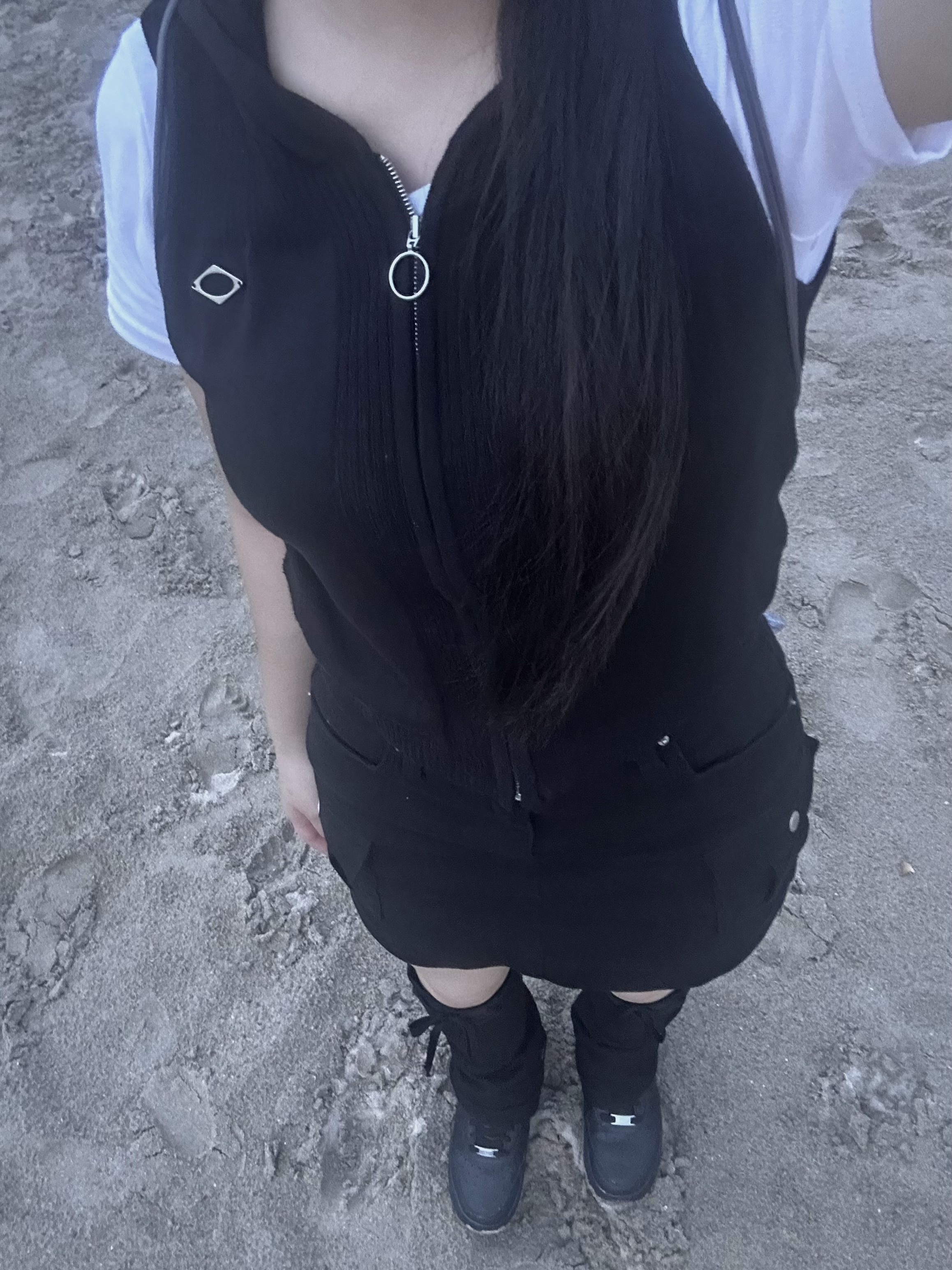 (W) Mischief Rhombus Hooded Knit Vest Black 착용 스타일 - 3