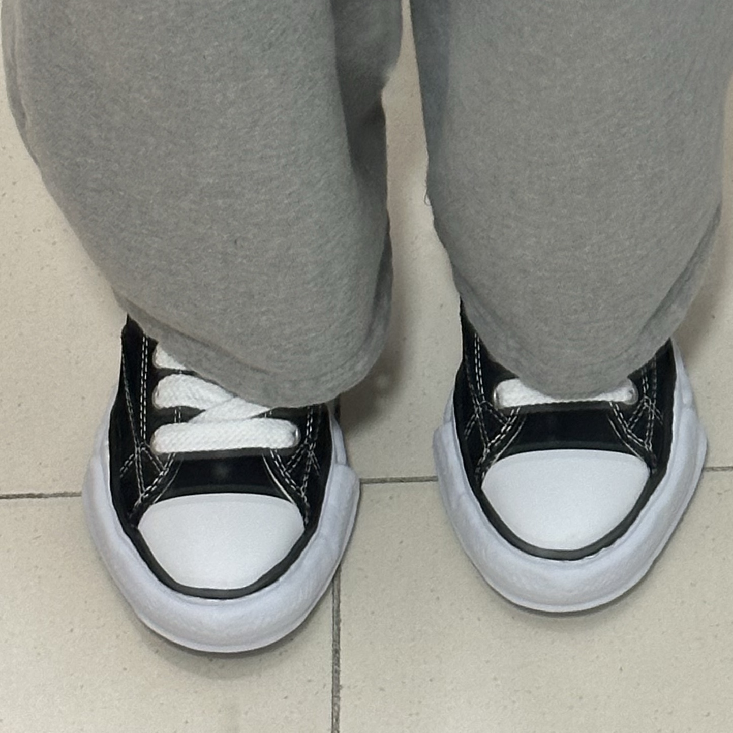 Maison Mihara Yasuhiro Peterson OG Sole Canvas Low Sneakers Black 착용 스타일