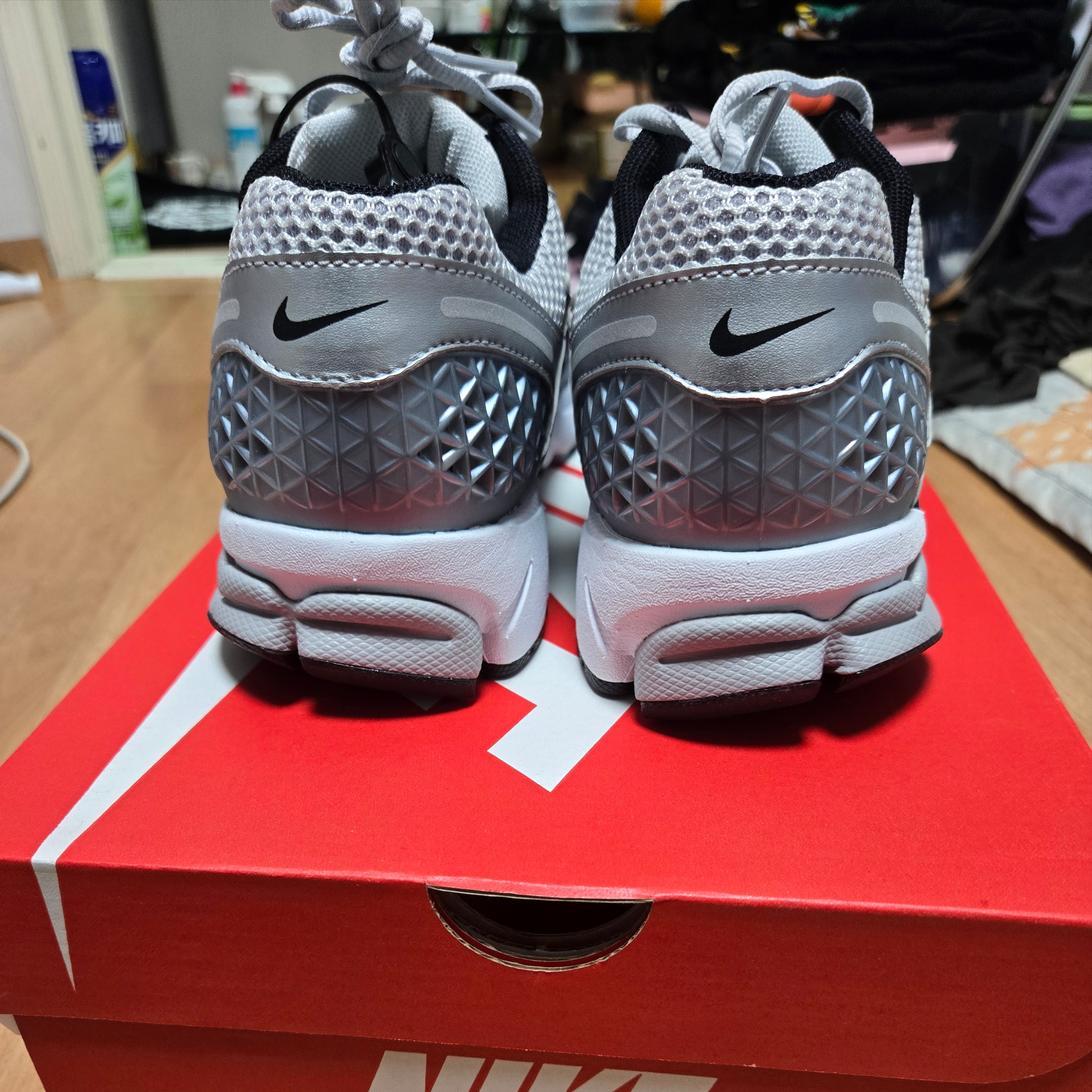 Nike Zoom Vomero 5 Metallic Silver Black 착용 스타일 - 6