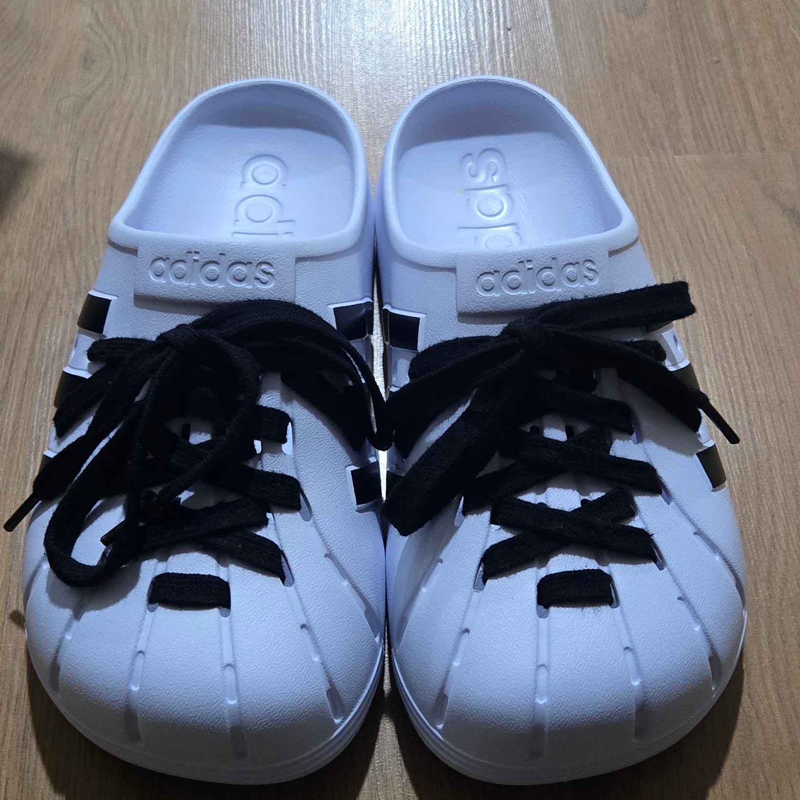 Adidas Adilette Clog White Black 착용 스타일