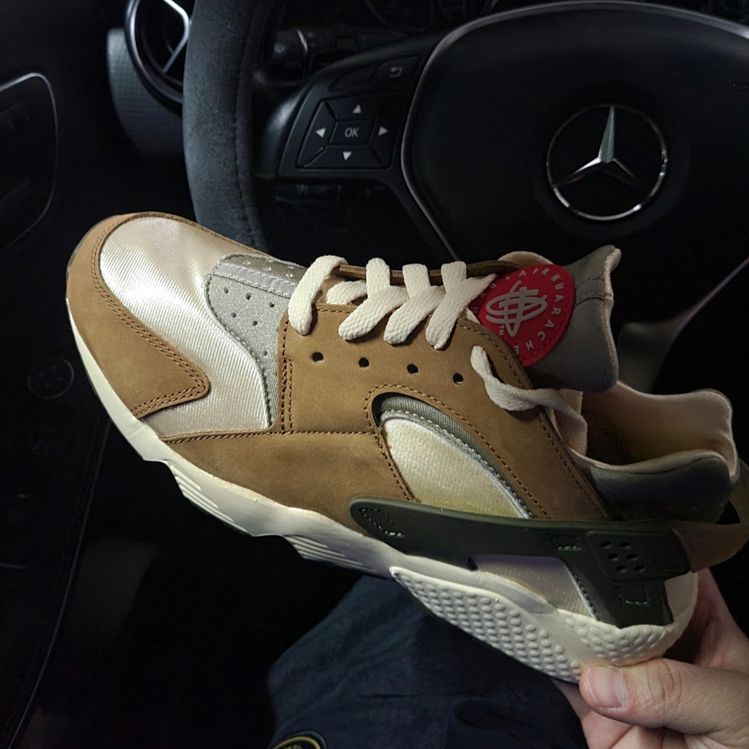 Nike x Stussy Air Huarache LE Desert Oak 착용 스타일
