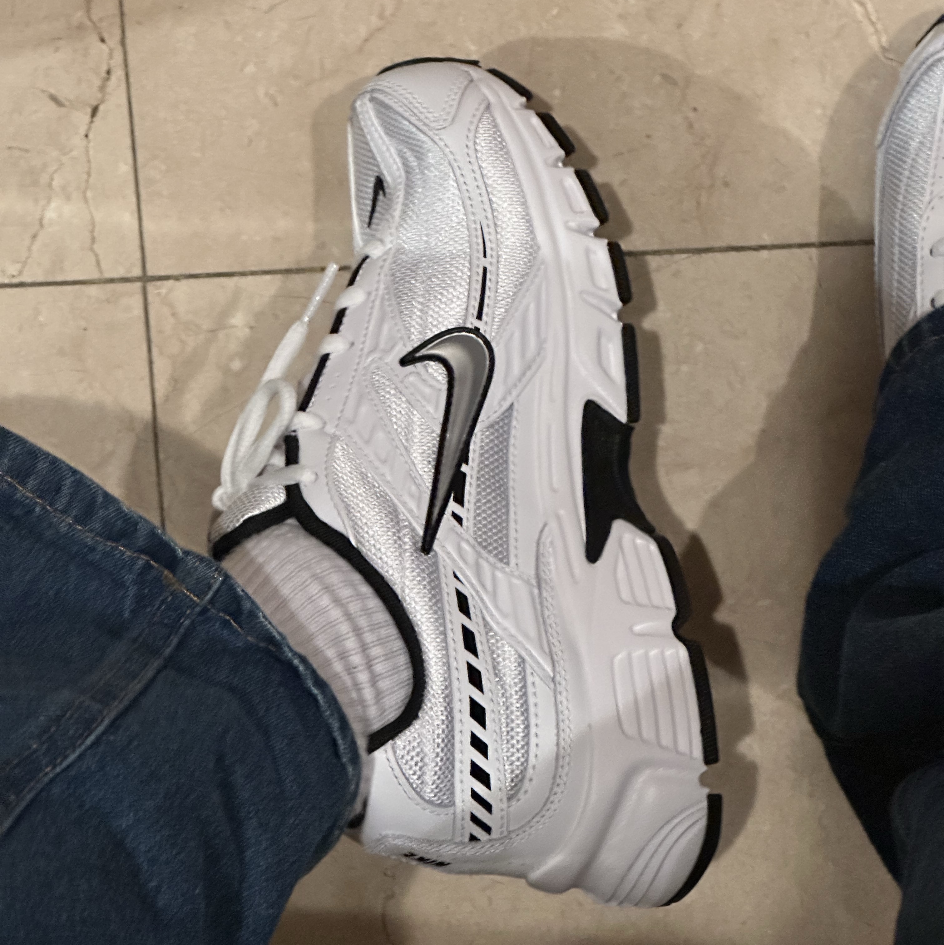(W) Nike Initiator White Black 착용 스타일 - 2