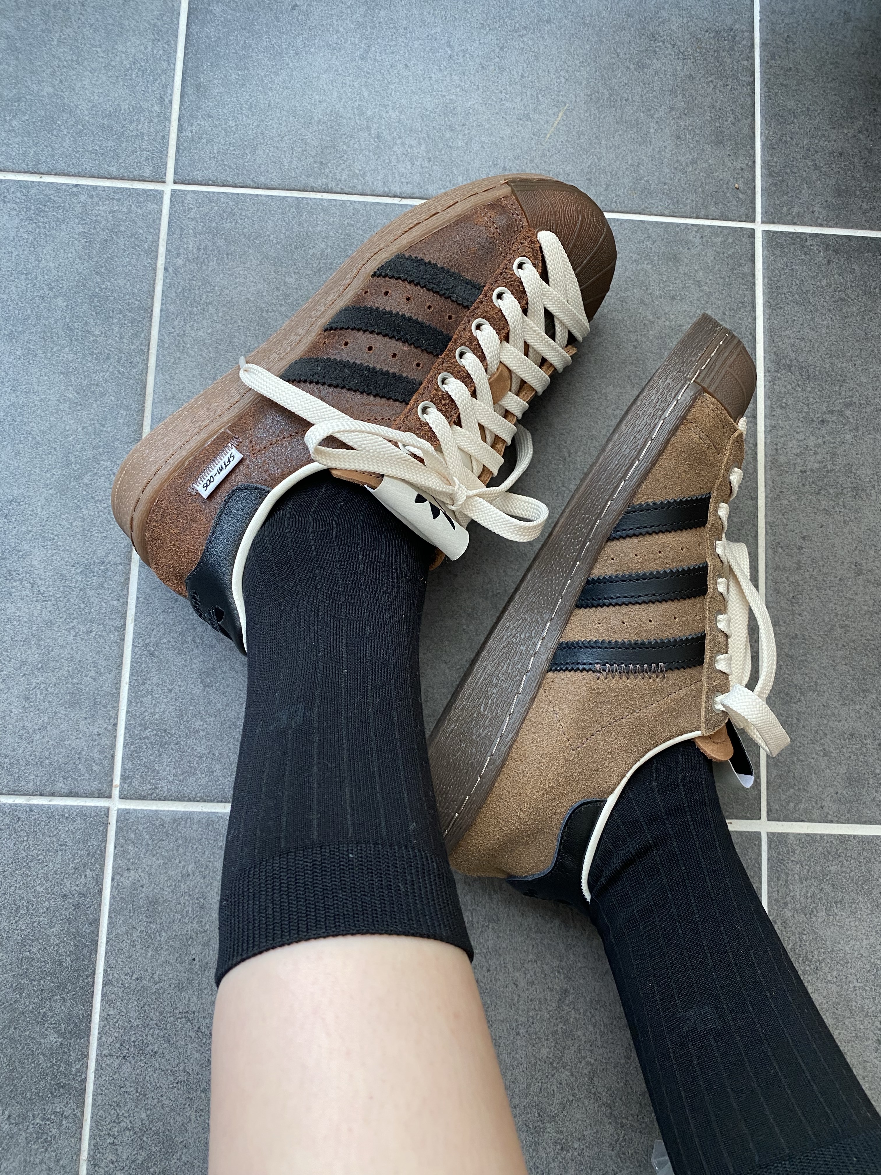 Adidas x Song for the Mute Superstar 82 Khaki Core Black 착용 스타일 - 3