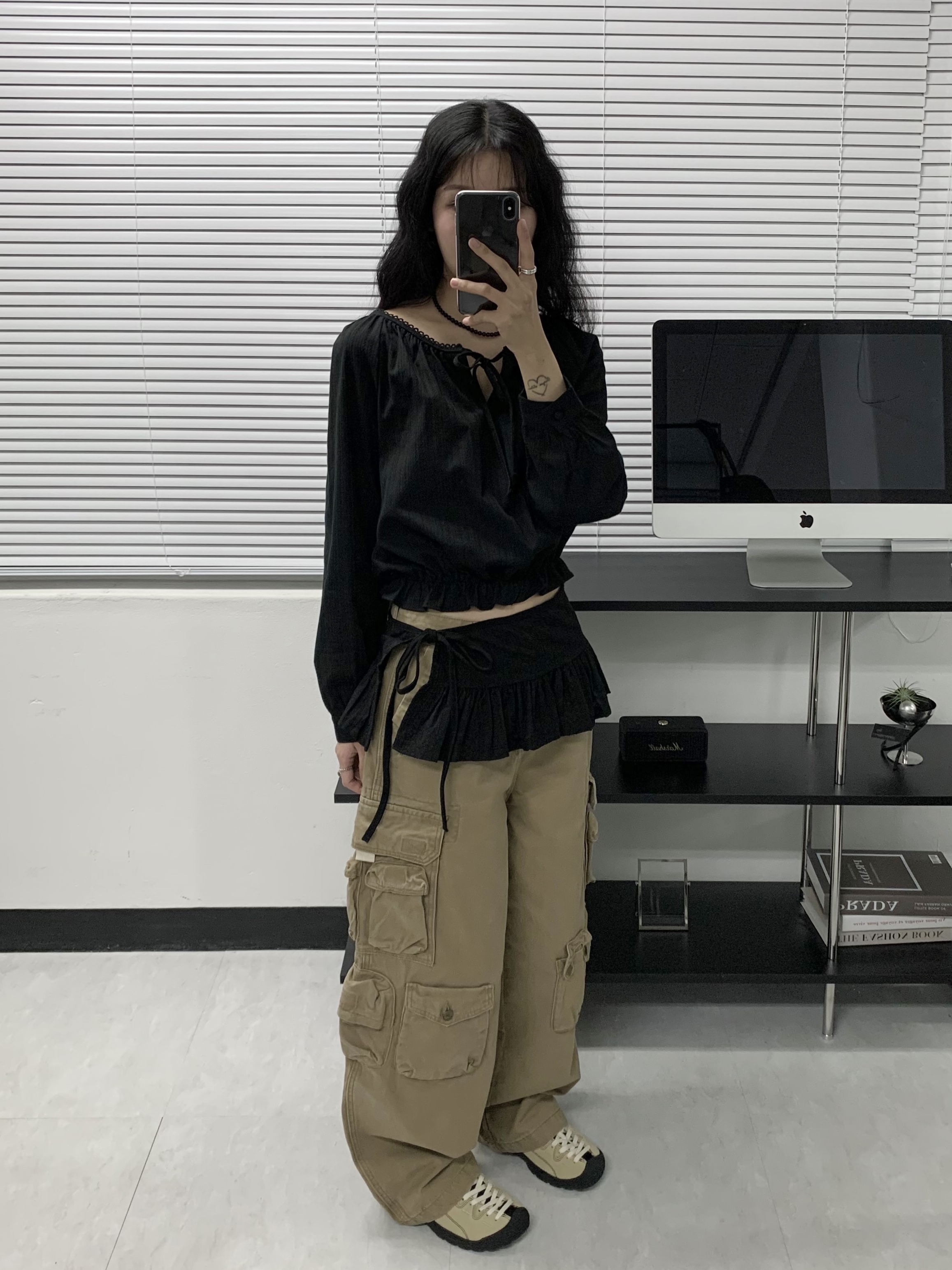 (W) Keen x Omashande Jasper Sneakers Boulder Black, Marshall EmbertonII Black & Brass (Korean Ver.) 착용 스타일 - 1