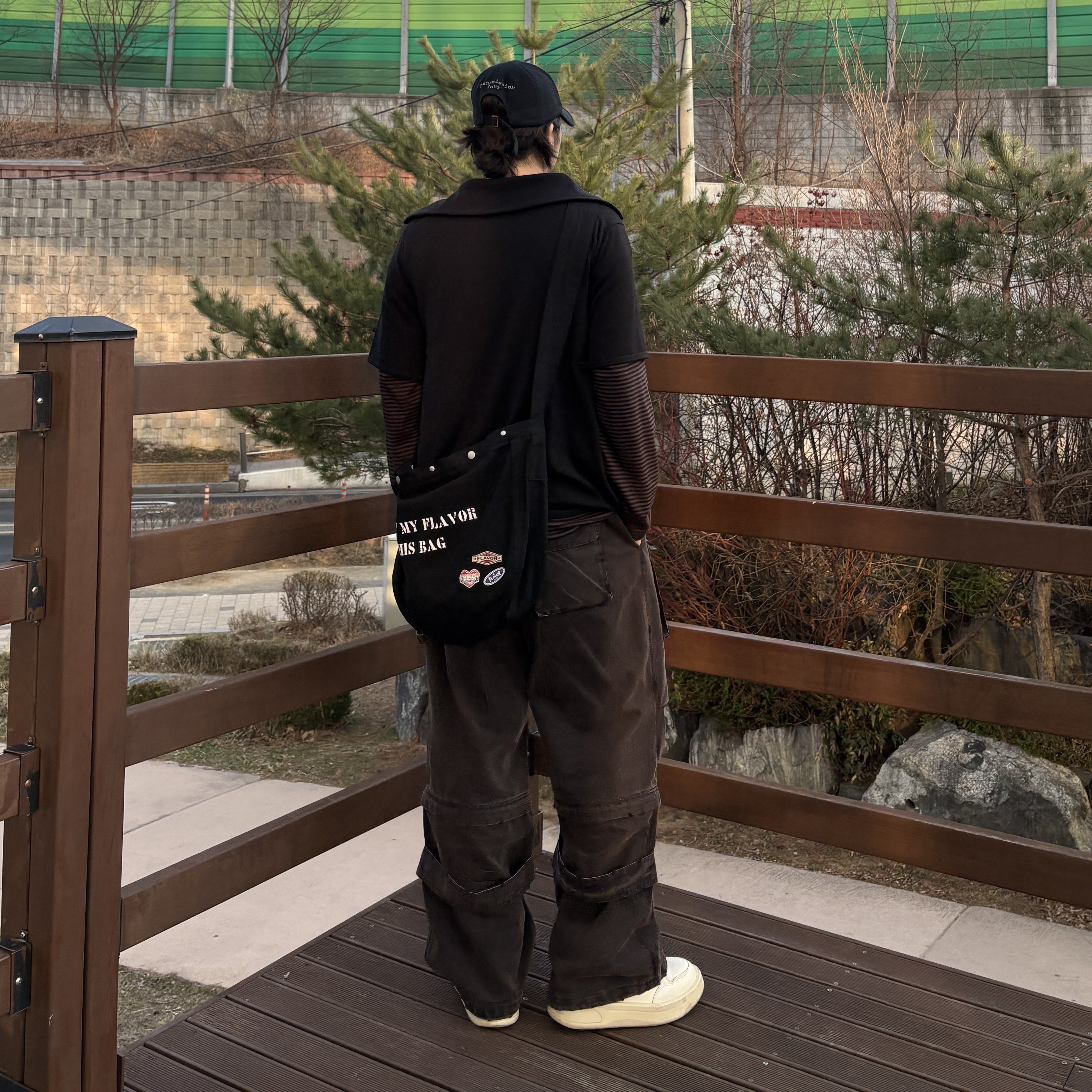Flavorism VTG Newspaper Bag Black, Flavorism VTG Detachable Ripstop Cargo pants Washed Brown 착용 스타일