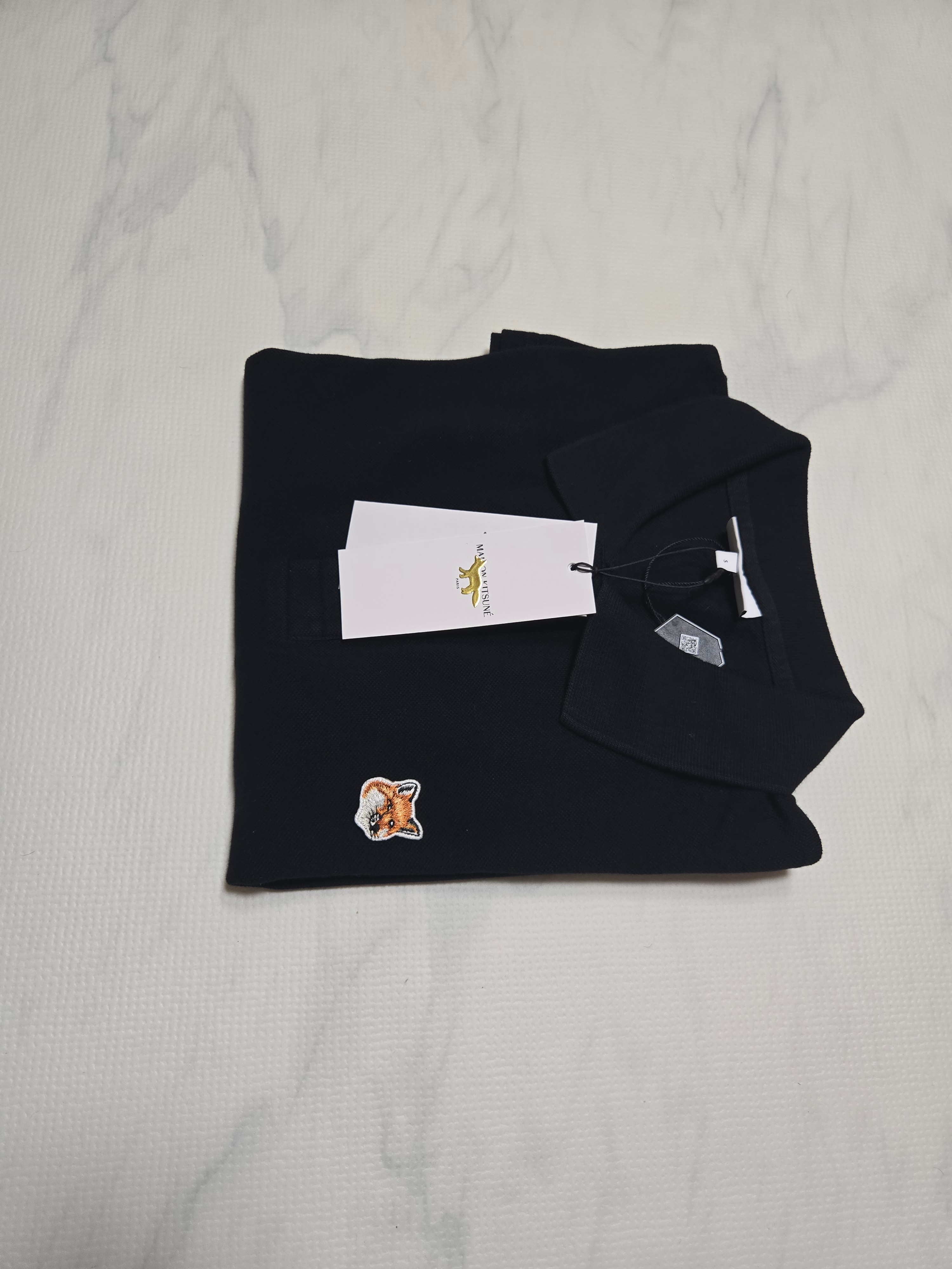 Maison Kitsune Fox Head Patch Polo Black 착용 스타일
