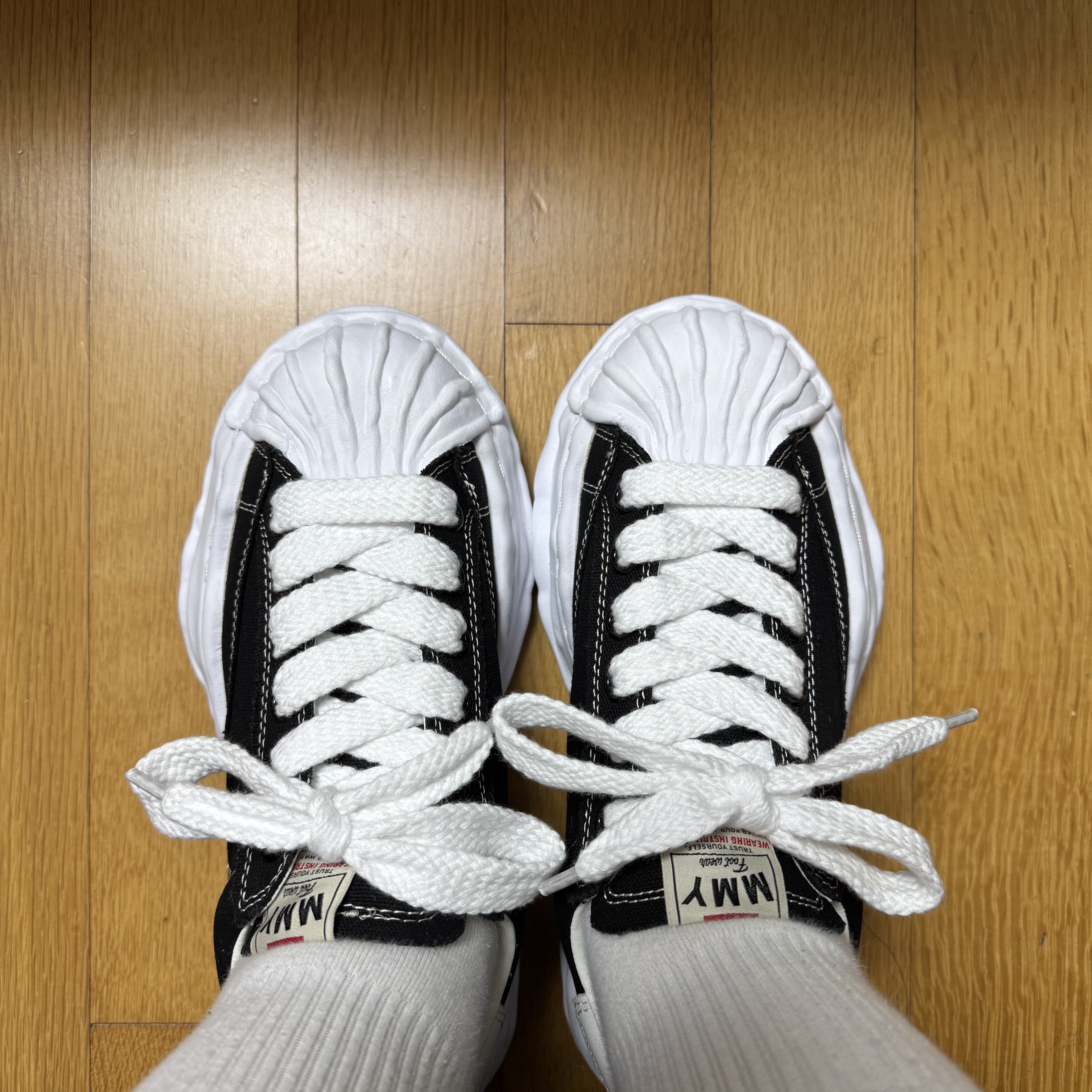 Maison Mihara Yasuhiro Blakey OG Sole Canvas Low-top Sneakers Black White 착용 스타일 - 2