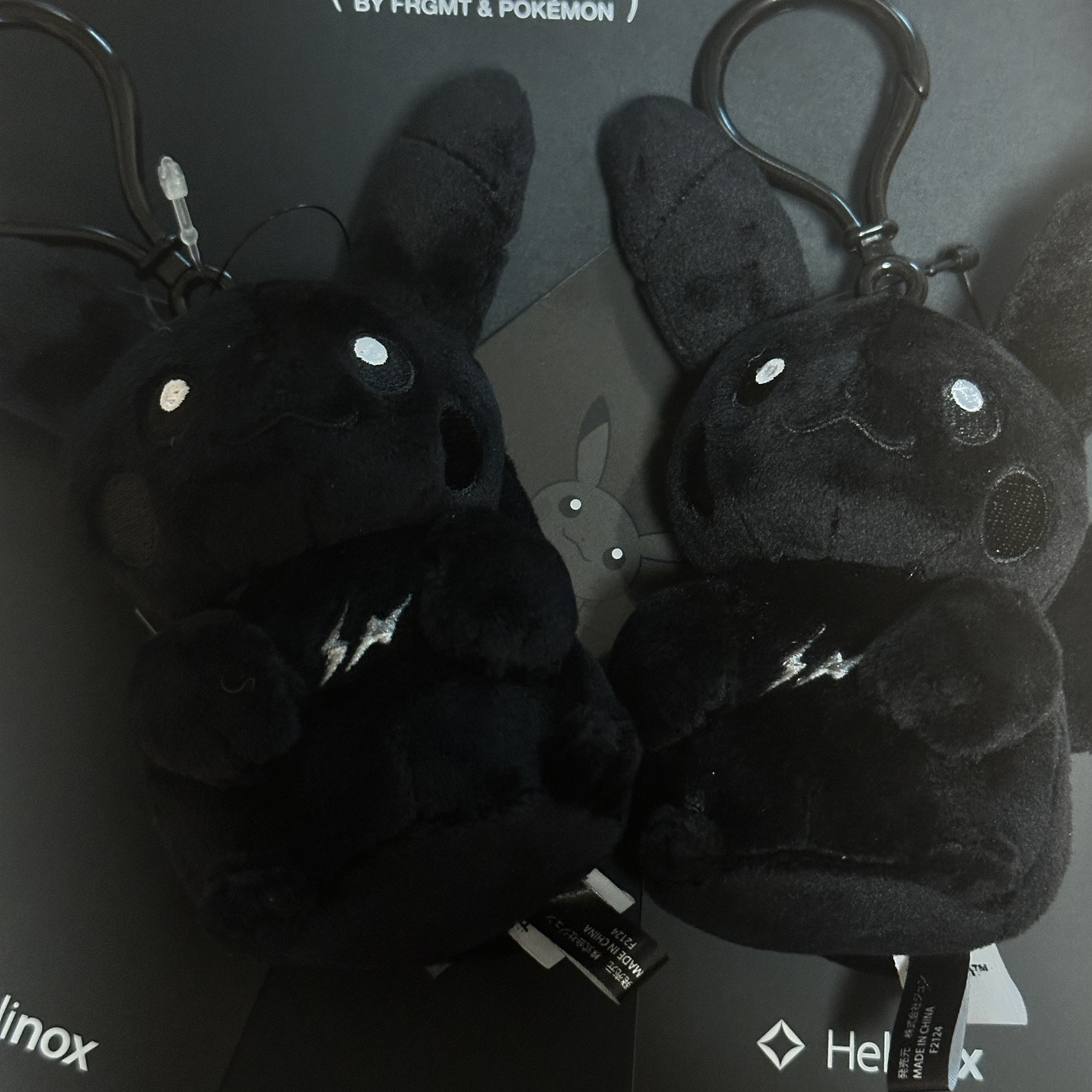 Fragment x Pokemon INN Thunderbolt Project TBP Mascot Key Ring Pikachu Black 착용 스타일 - 1