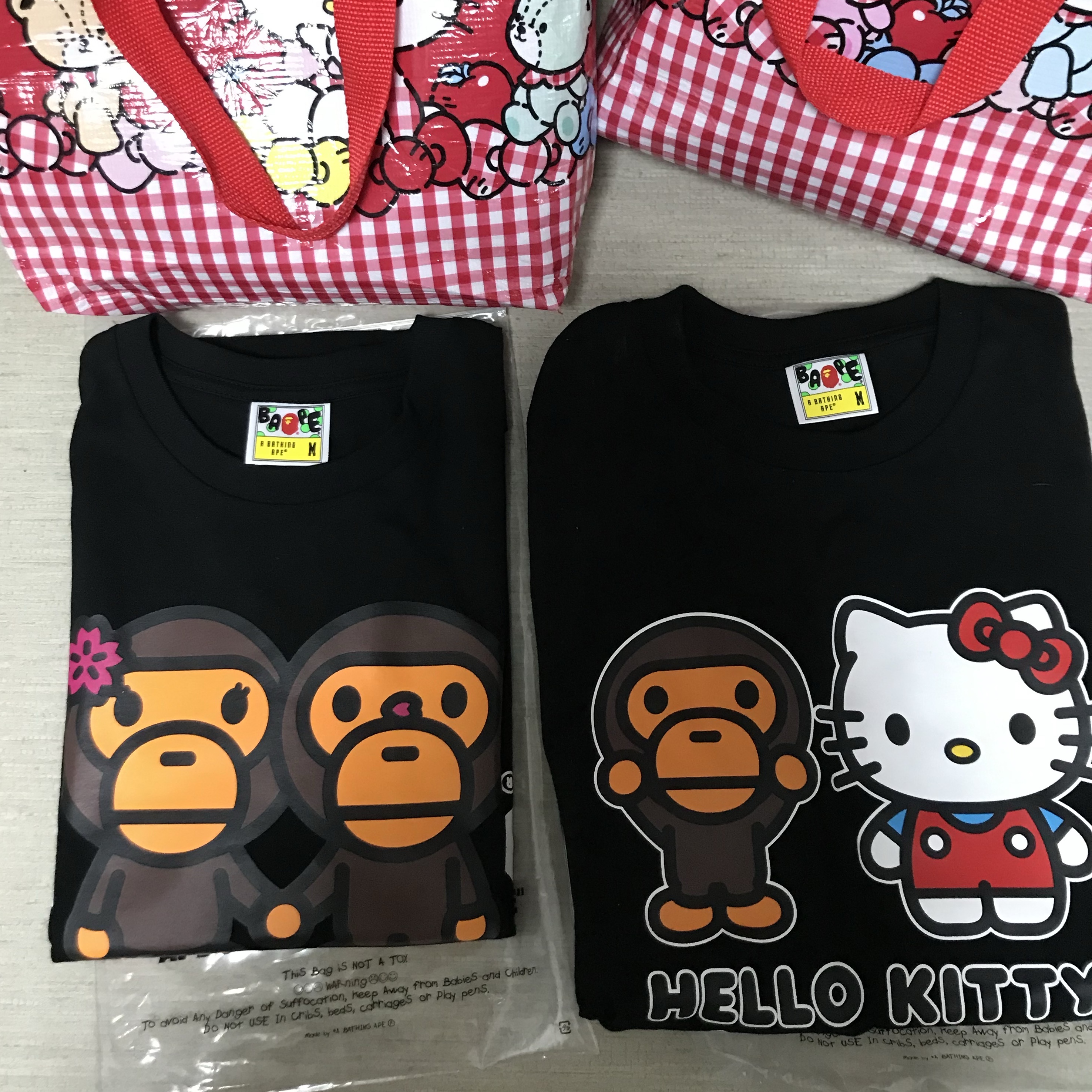 BAPE Sakura Baby Milo T-Shirt Black, BAPE Baby Milo x Hello Kitty T-Shirt Black - Ginza Store Exclusive 착용 스타일
