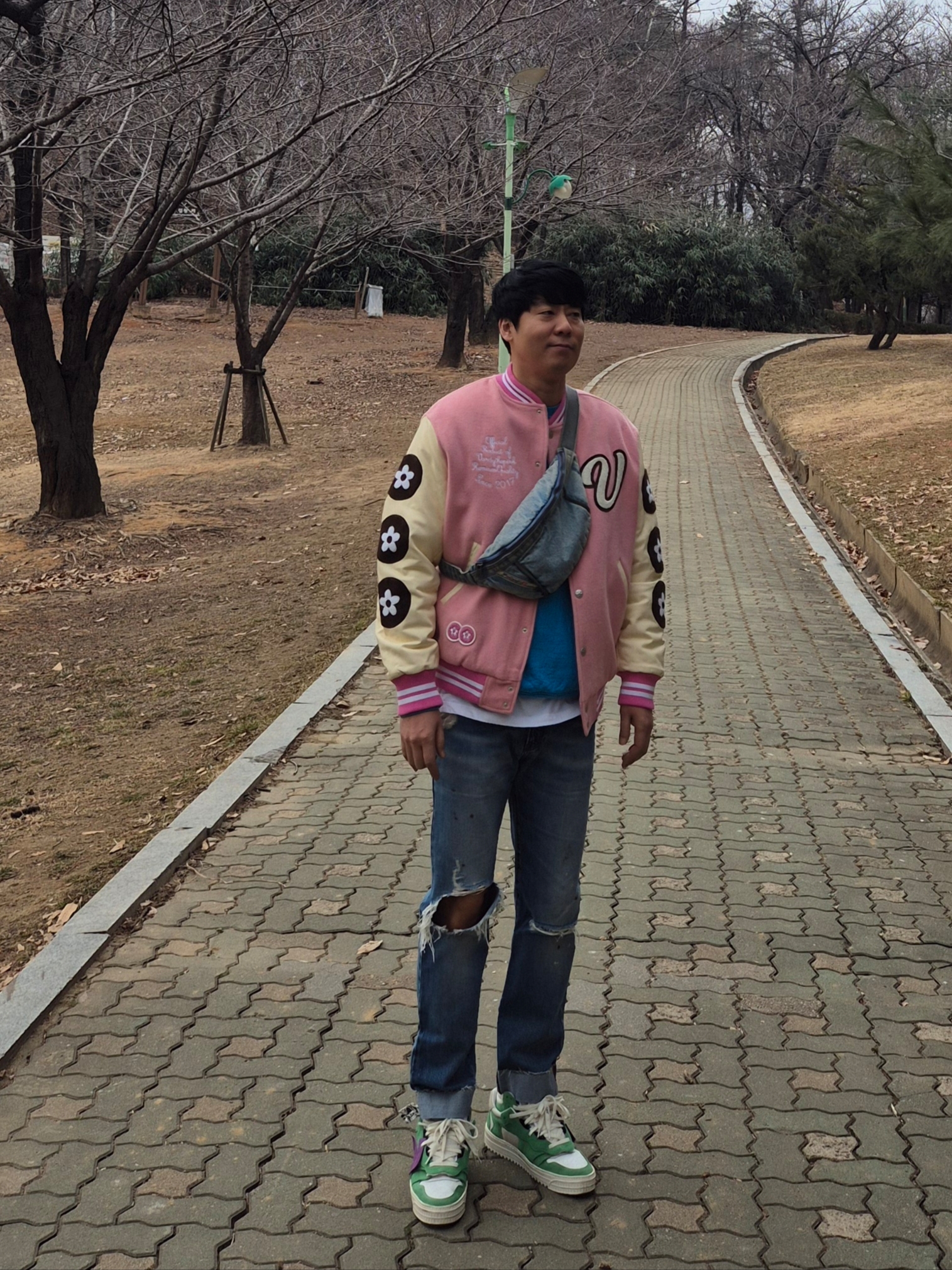 반디 더 핑크 선데 바시티 자켓 핑크, 루이비통 멀티플 월렛 네이비 블루 착용 스타일 - 2