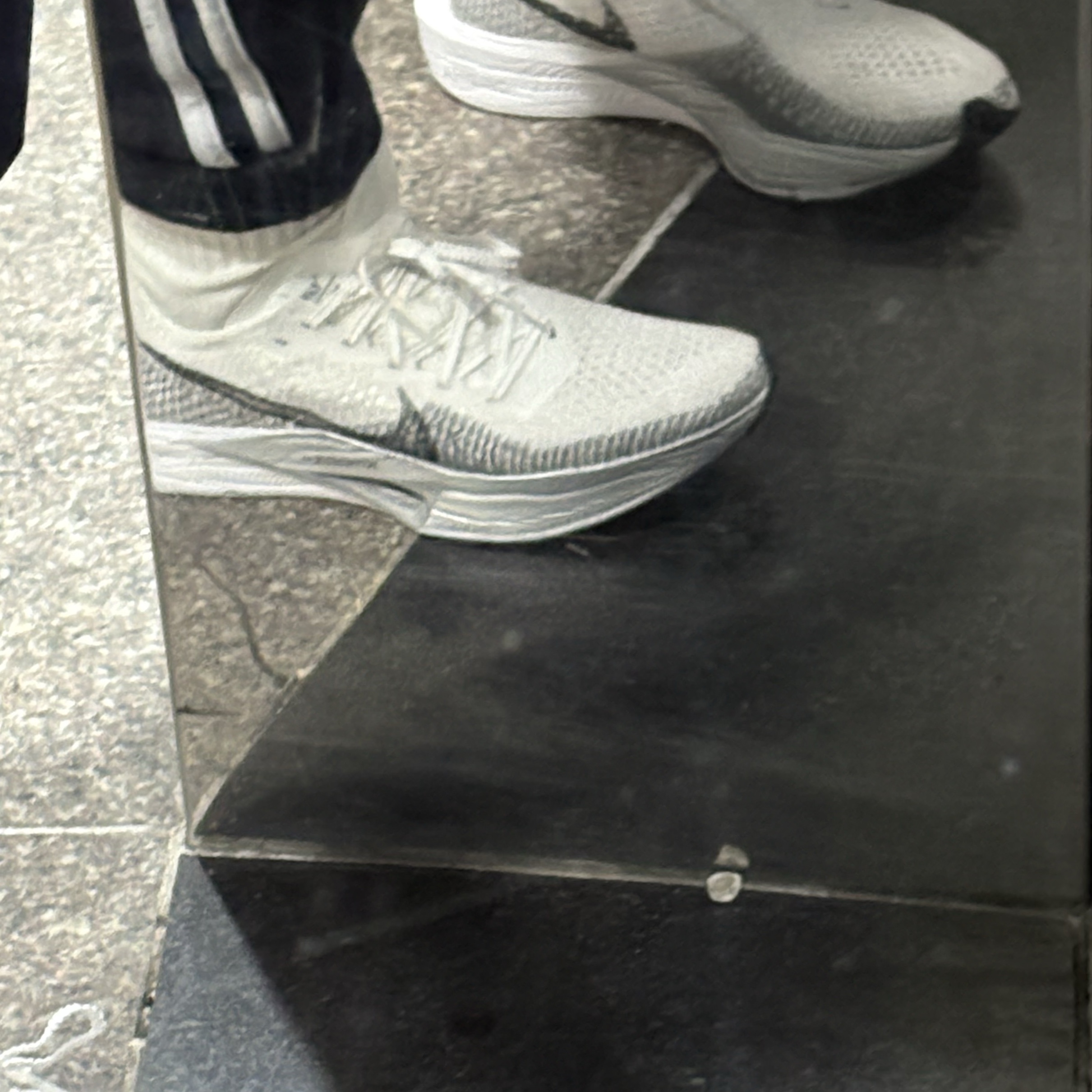 (W) Nike ZoomX Vaporfly Next% 3 White Particle Grey 착용 스타일 - 2