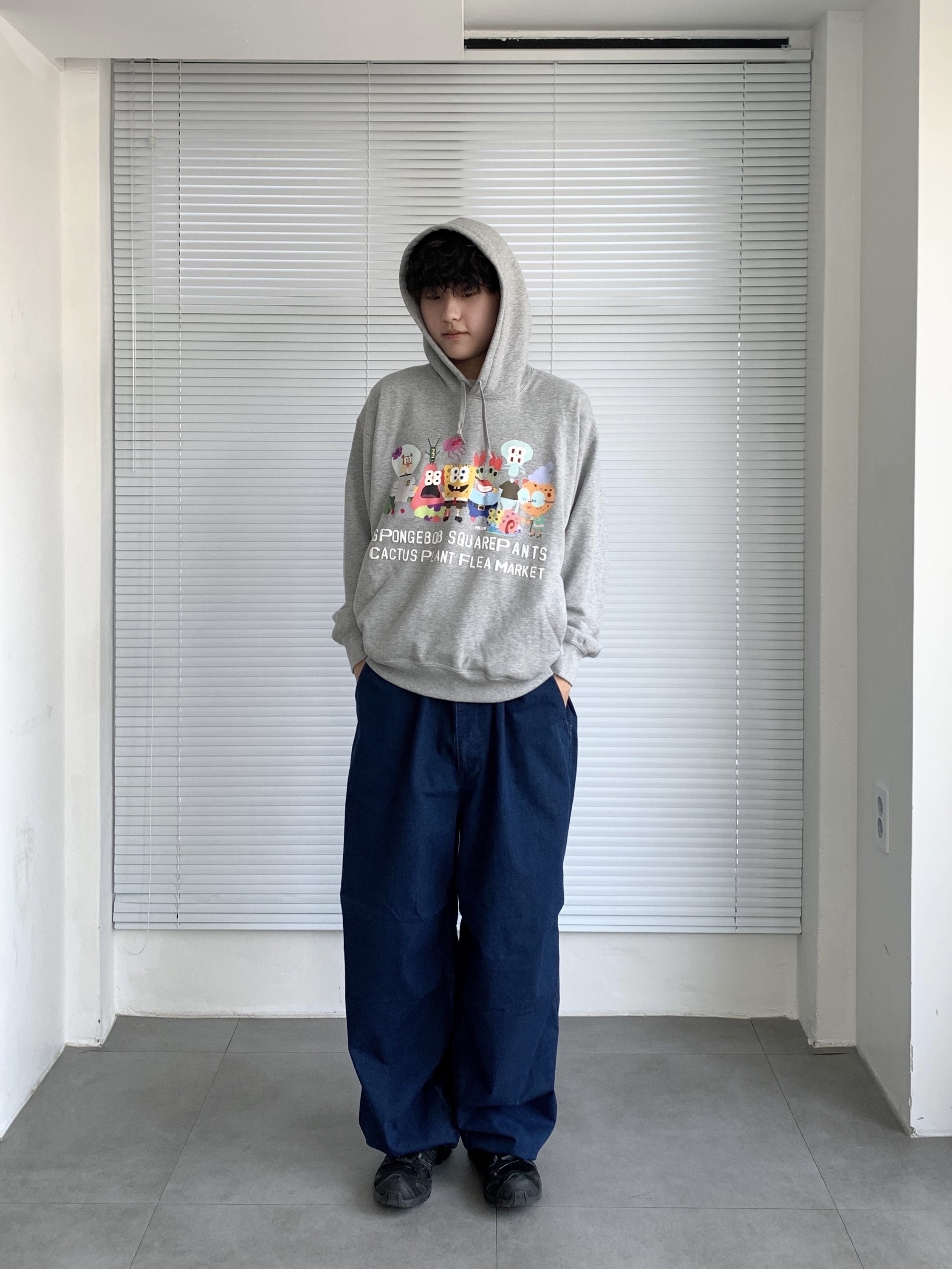 Uniqlo UT x CPFM x SpongeBob Sweat Pull Parka A Gray - KR, Uniqlo C Wide Parachute Pants Denim Blue - KR 착용 스타일