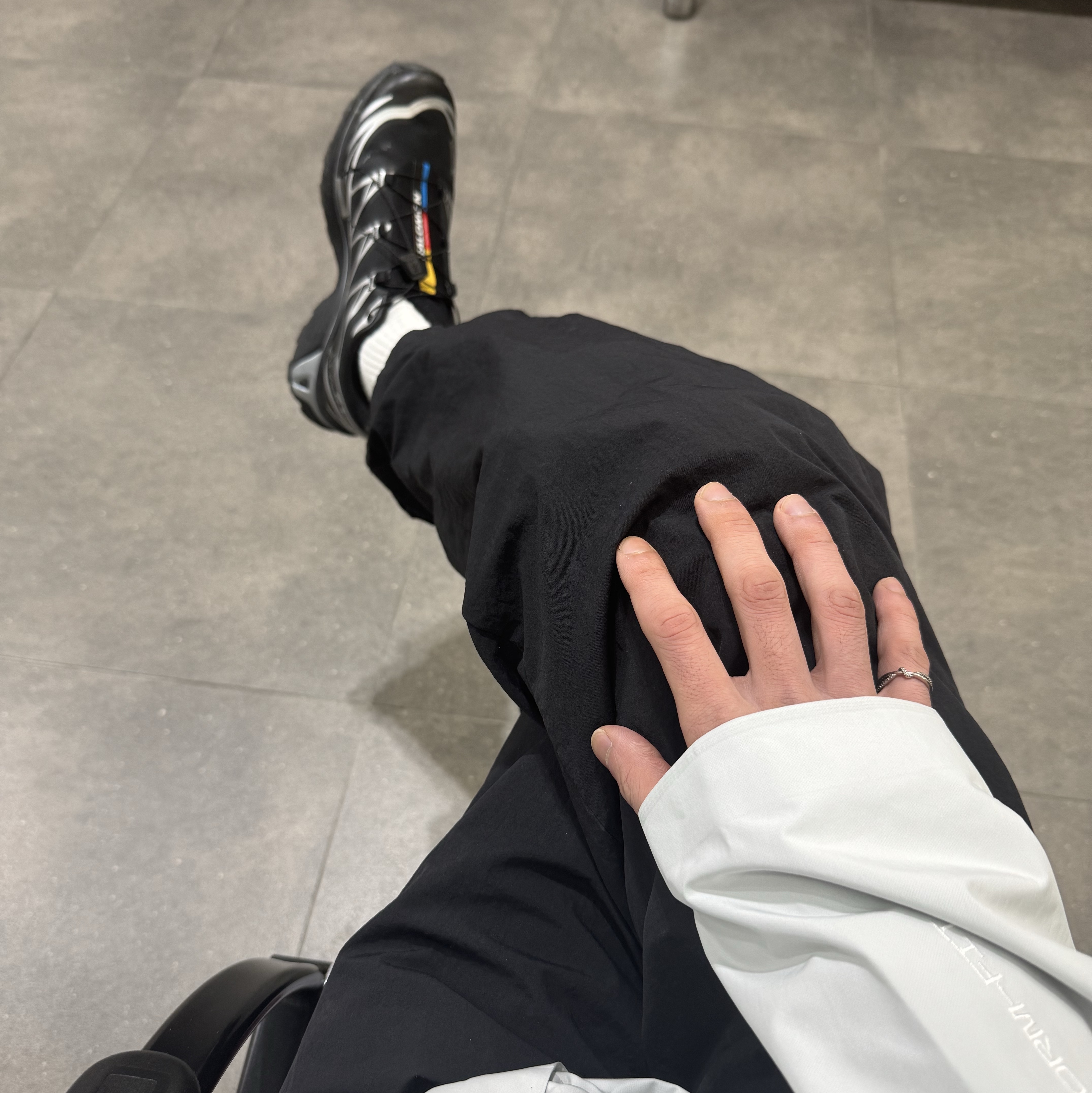살로몬 XT-6 고어텍스 블랙 실버 착용 스타일 - 1