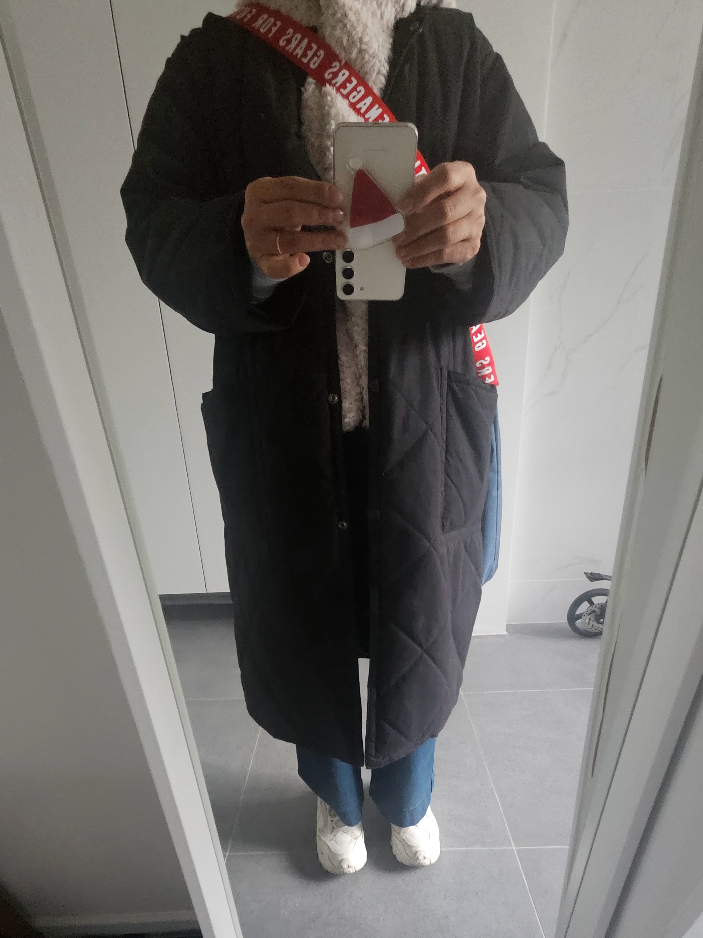 휴먼 메이드 숄더 토트백 네이비, (W) 코스 후드 시어링 질레 오프 화이트 착용 스타일 - 3