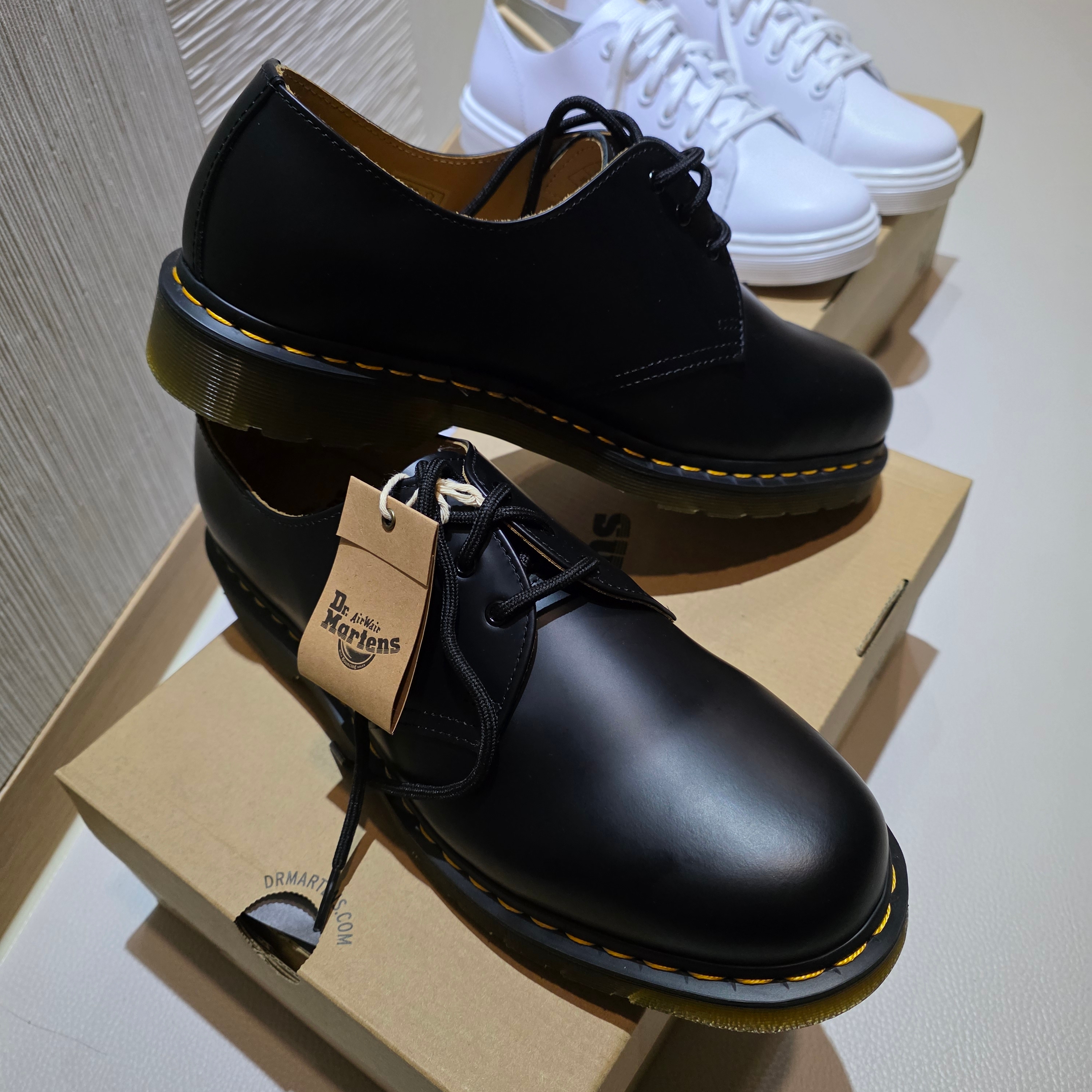 Dr. Martens 1461 Smooth Black, Dr. Martens Dante White 착용 스타일 - 2