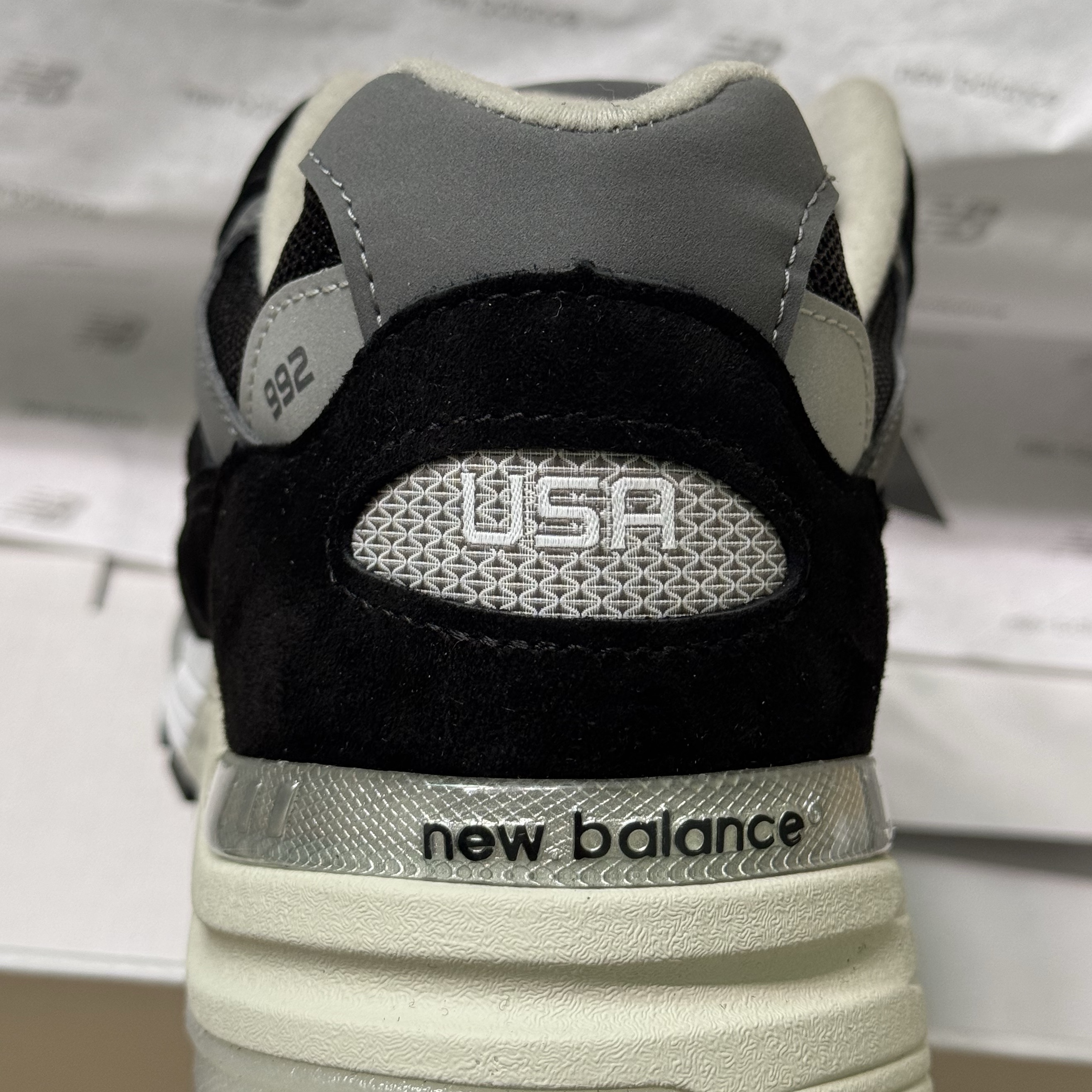 New Balance 992 Made in USA Core Black Grey 착용 스타일 - 2